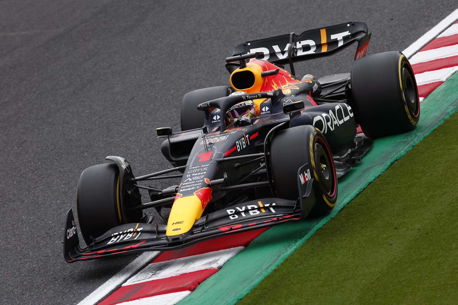 Verstappen venció a Leclerc por el primer lugar en Suzuka por un siglo