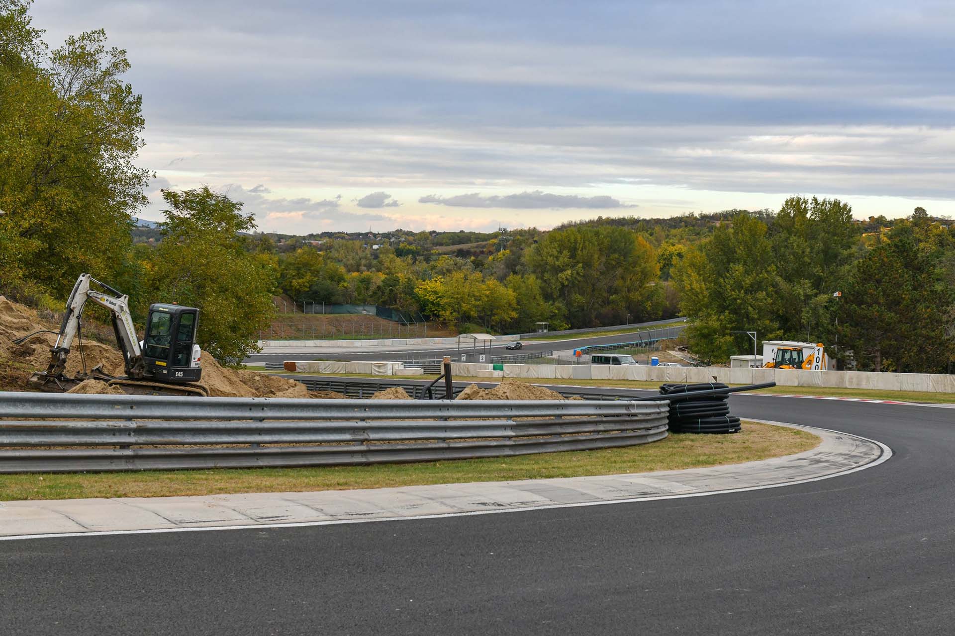 Mintha bomba robbant volna: Drónfelvételen a Hungaroring felújítása