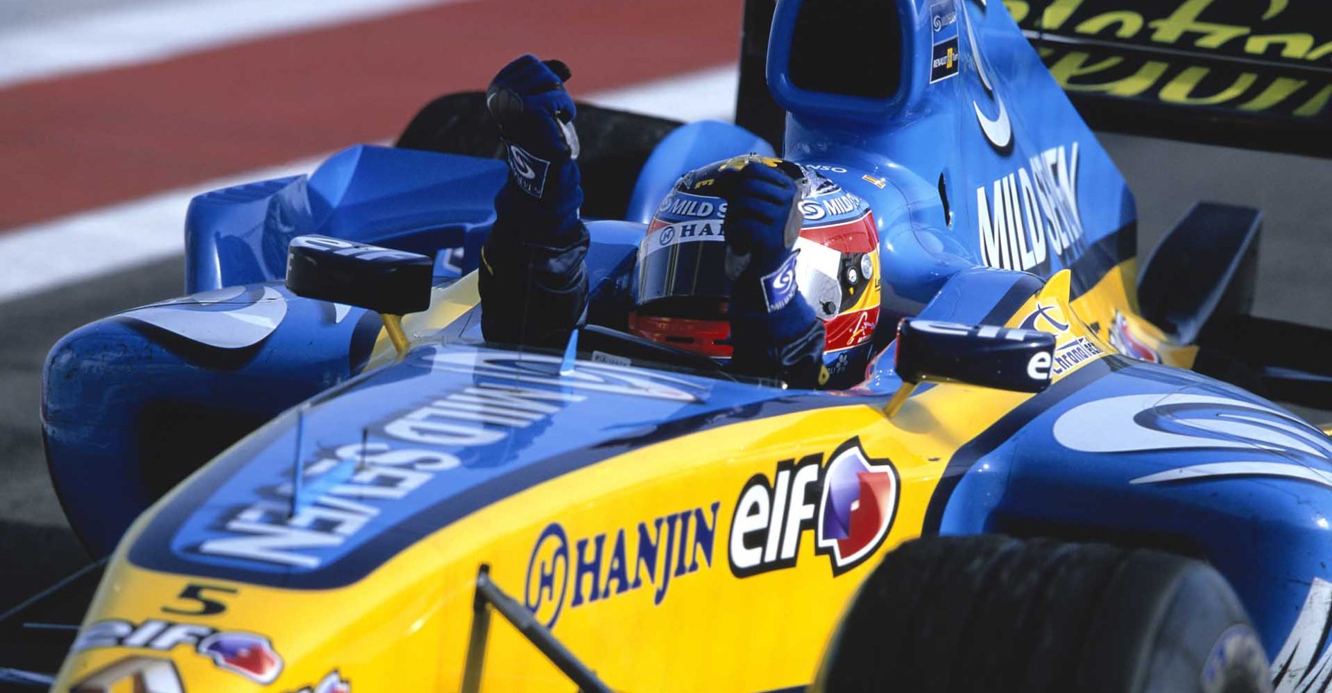 2005 Bahrain Grand Prix
Sakhir, Bahrain. 1st - 3rd April 2005
Race winner Fernando Alonso, Renault R25 (1st), celebrates as he drives into Parc Ferme.