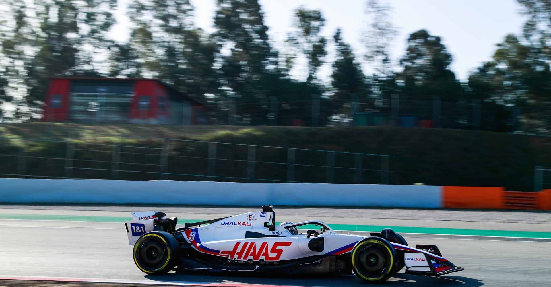 CIRCUIT DE BARCELONA-CATALUNYA, SPAIN - FEBRUARY 23: Nikita Mazepin, Haas VF-22 during the Barcelona February testing at Circuit de Barcelona-Catalunya on Wednesday February 23, 2022 in Barcelona, Spain. (Photo by Steven Tee / LAT Images)