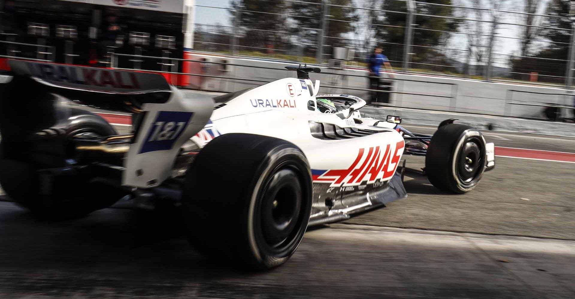 CIRCUIT DE BARCELONA-CATALUNYA, SPAIN - FEBRUARY 23: Mick Schumacher, Haas VF-22, leaves the garage during the Barcelona February testing at Circuit de Barcelona-Catalunya on Wednesday February 23, 2022 in Barcelona, Spain. (Photo by Carl Bingham / LAT Images)