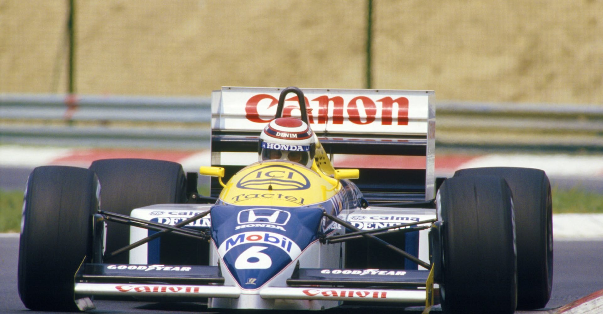 Hungaroring, Hungary, 8th - 10th August 1986, RD11.
Nelson Piquet drives the Williams FW11-Honda to 1st position, position in the race. Action.
Photo: LAT Photographic/Williams F1. Ref: 1986williams04