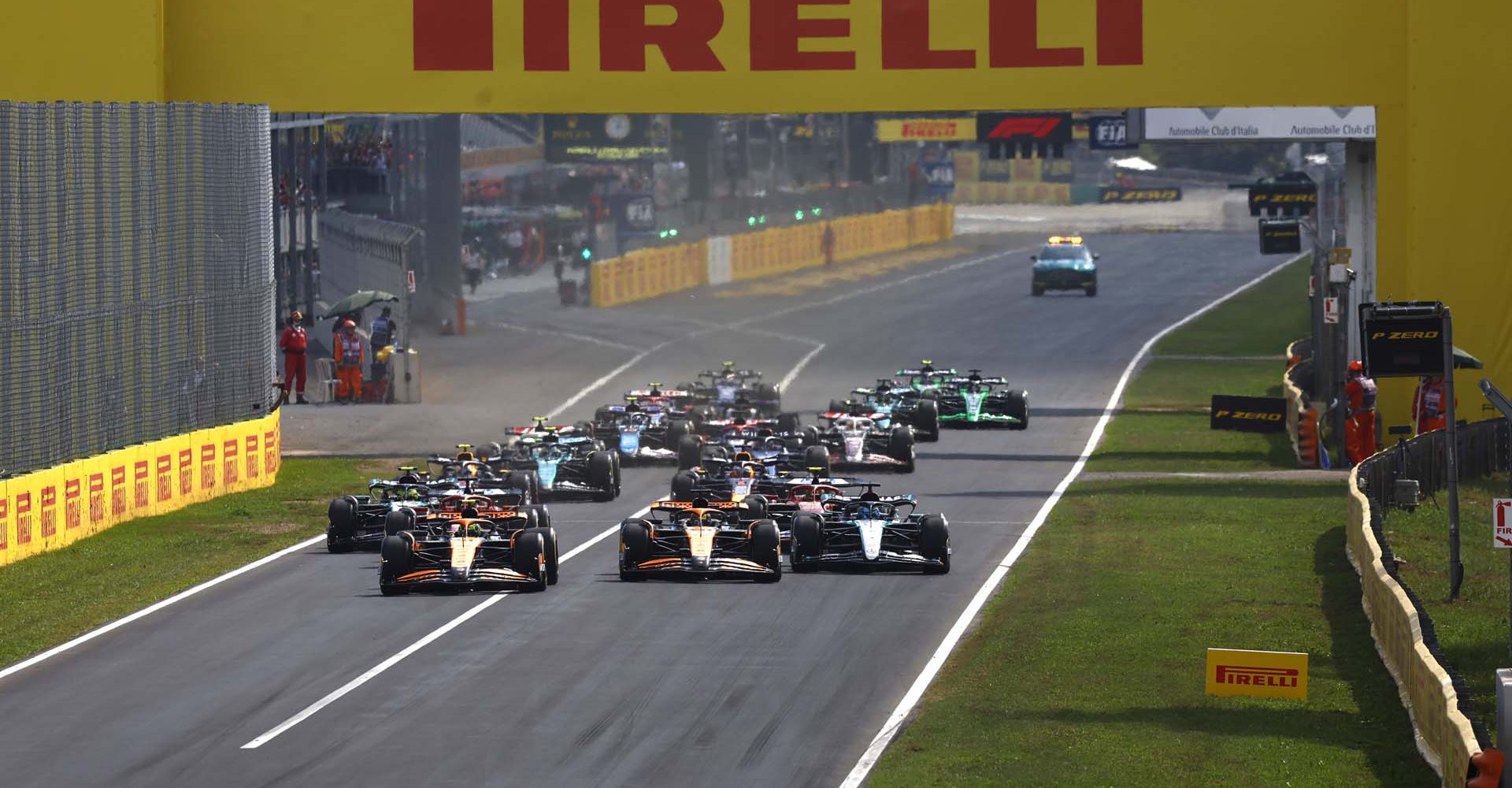 AUTODROMO NAZIONALE MONZA, ITALY - SEPTEMBER 01: Lando Norris, McLaren MCL38, leads Oscar Piastri, McLaren MCL38, George Russell, Mercedes F1 W15, Sir Lewis Hamilton, Mercedes F1 W15, Carlos Sainz, Ferrari SF-24, and the rest of the field at the start during the Italian GP at Autodromo Nazionale Monza on Sunday September 01, 2024 in Monza, Italy. (Photo by Zak Mauger / LAT Images)