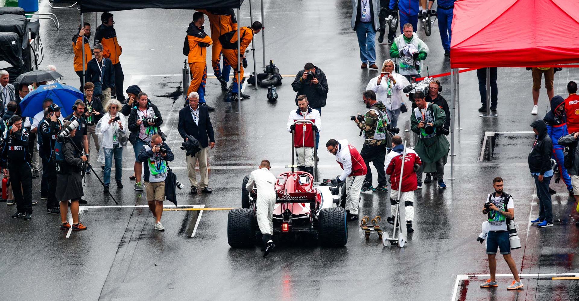 99 GIOVINAZZI Antonio (ita), Alfa Romeo Racing C38 on the starting grid, grille de depart during the 2019 Formula One World Championship, Germany Grand Prix from July 25 to 28, in Hockenheim, Germany - Photo Florent Gooden / DPPI