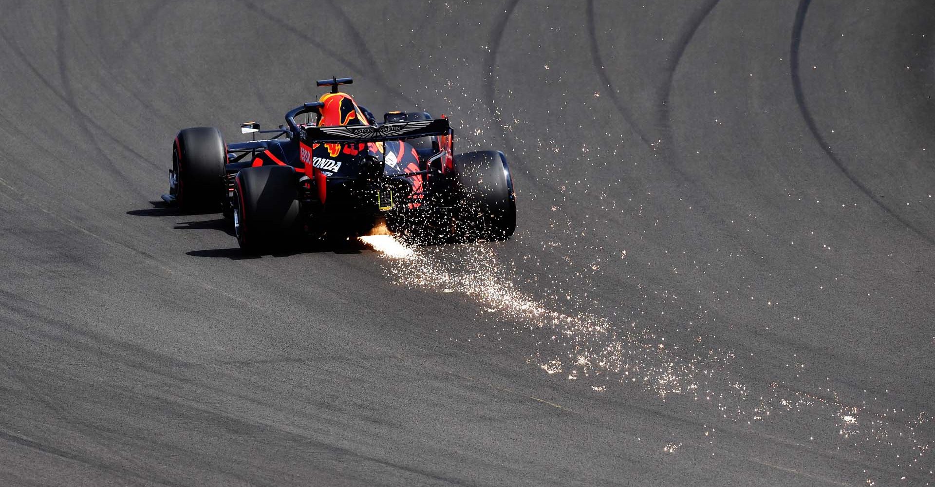 NORTHAMPTON, ENGLAND - AUGUST 08: Max Verstappen of the Netherlands driving the (33) Aston Martin Red Bull Racing RB16 on track during qualifying for the F1 70th Anniversary Grand Prix at Silverstone on August 08, 2020 in Northampton, England. (Photo by Ben Stansall/Pool via Getty Images)