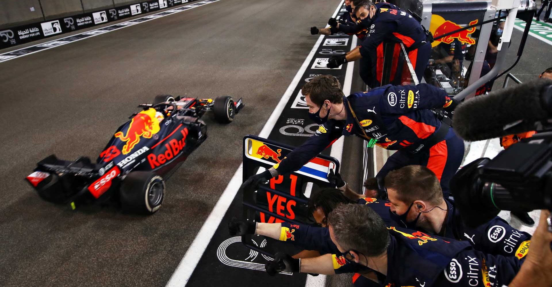 ABU DHABI, UNITED ARAB EMIRATES - DECEMBER 13: Race winner Max Verstappen of the Netherlands driving the (33) Aston Martin Red Bull Racing RB16 passes his team celebrating on the pitwall during the F1 Grand Prix of Abu Dhabi at Yas Marina Circuit on December 13, 2020 in Abu Dhabi, United Arab Emirates. (Photo by Mark Thompson/Getty Images)