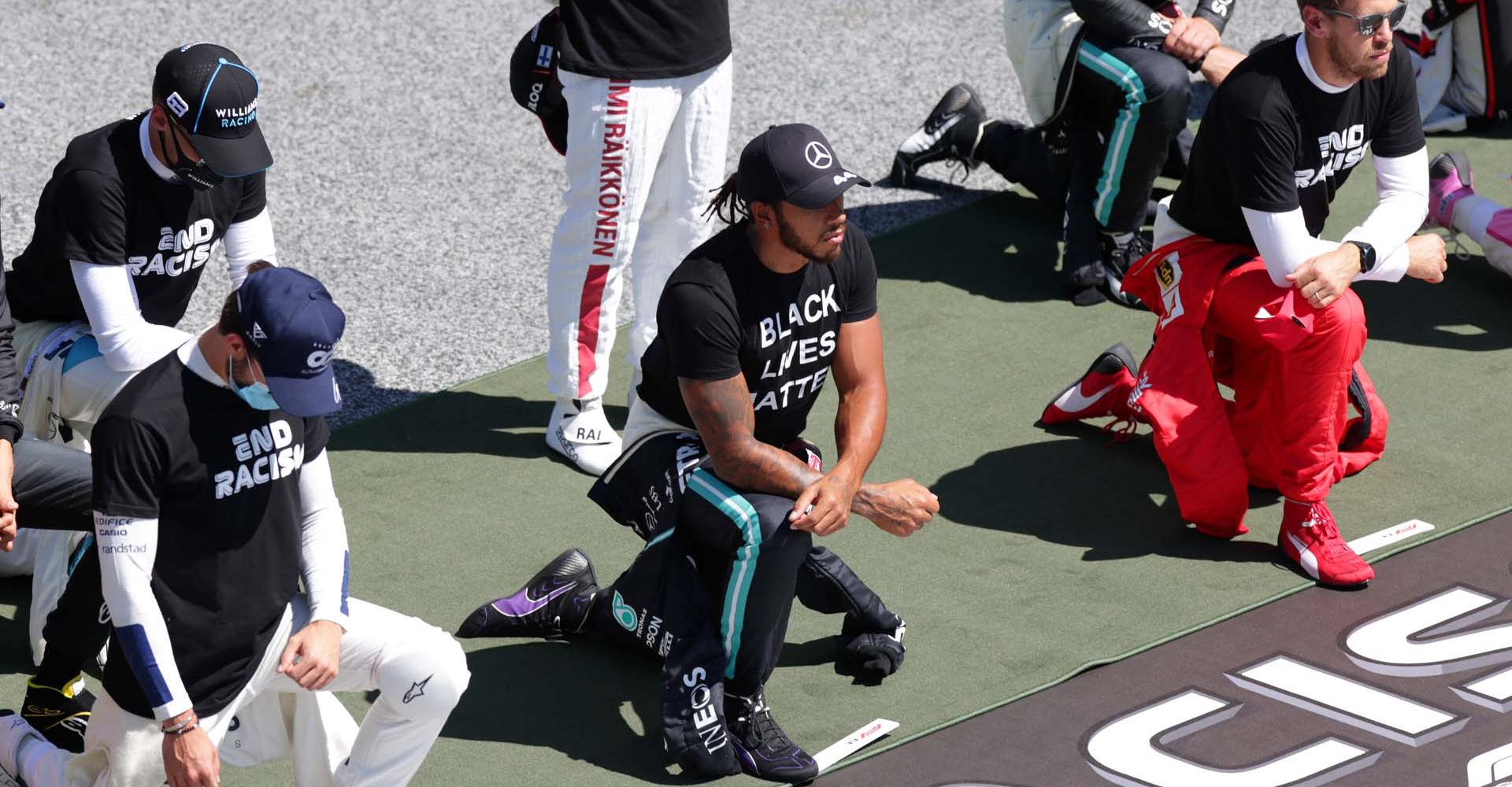 SPIELBERG, AUSTRIA - JULY 05: Lewis Hamilton of Great Britain and Mercedes GP, Pierre Gasly of France and Scuderia AlphaTauri  and Sebastian Vettel of Germany and Ferrari take a knee on the grid in support of the Black Lives Matter movement ahead of the Formula One Grand Prix of Austria at Red Bull Ring on July 05, 2020 in Spielberg, Austria. (Photo by Peter Fox/Getty Images) // Getty Images / Red Bull Content Pool  // AP-24HP5Q3WH2111 // Usage for editorial use only //