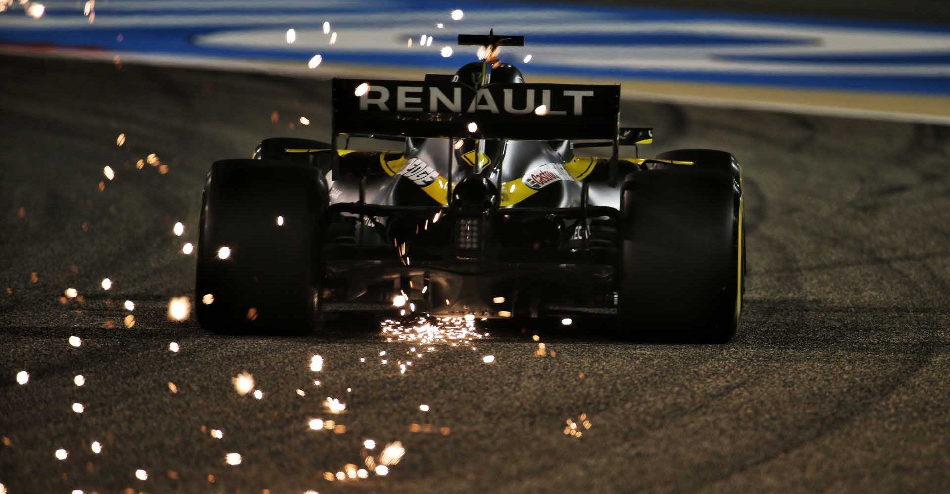 Daniel Ricciardo (AUS) Renault F1 Team RS20 sends sparks flying.
Bahrain Grand Prix, Saturday 28th November 2020. Sakhir, Bahrain. spark