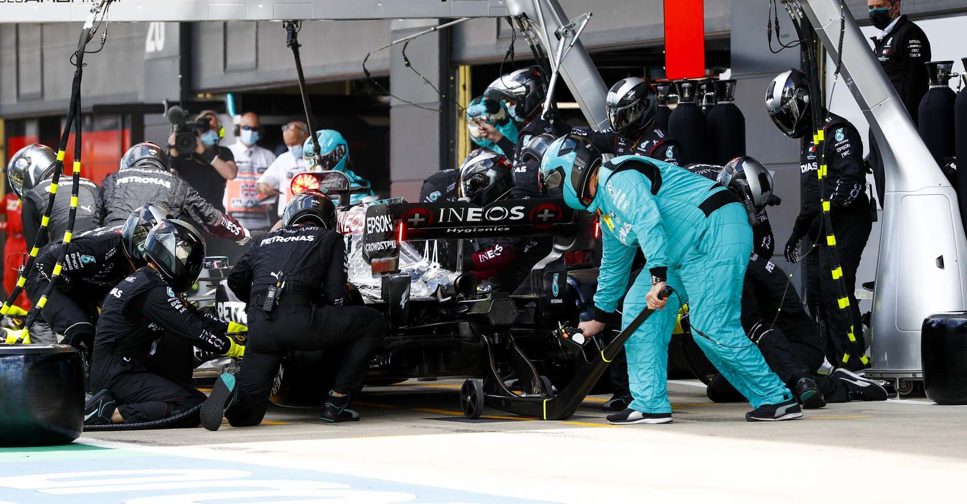 2020 British Grand Prix,Sunday - LAT Images Lewis Hamilton Mercedes pitstop