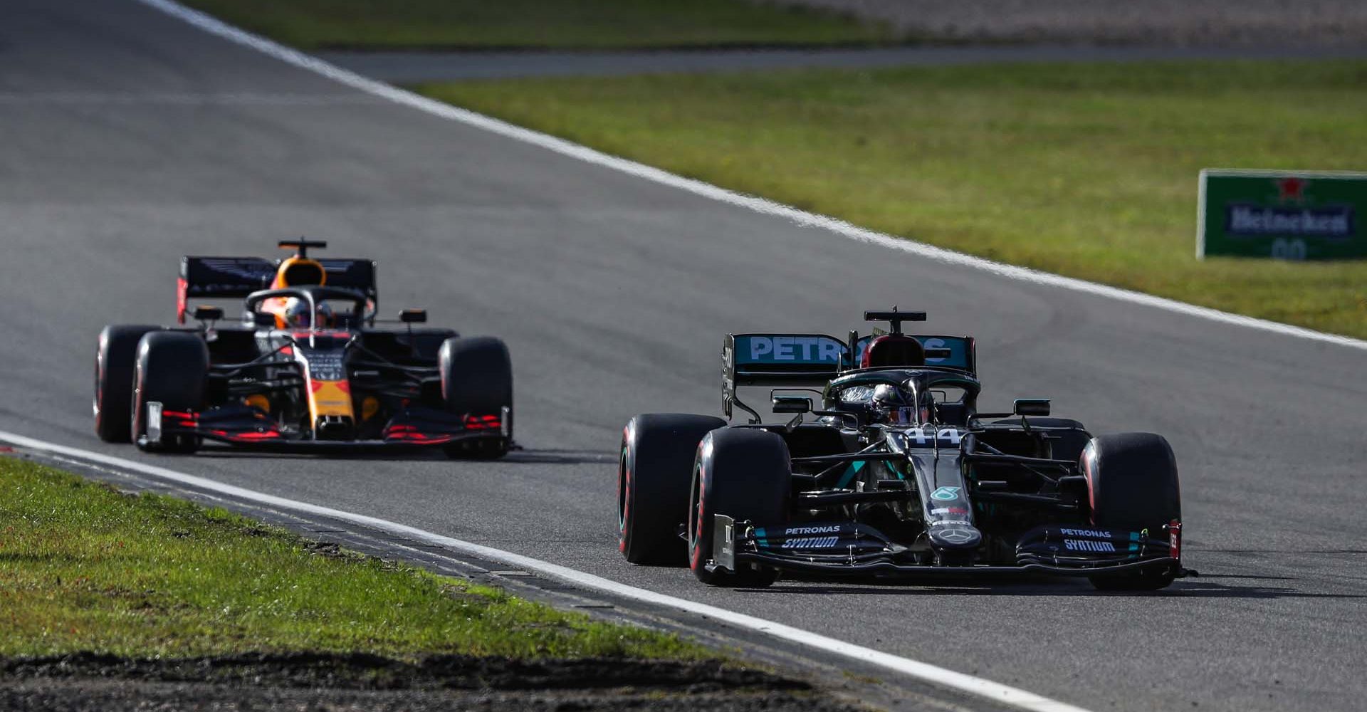 2020 Eifel Grand Prix, Sunday - LAT Images Lewis Hamilton Max Verstappen Red Bull Mercedes