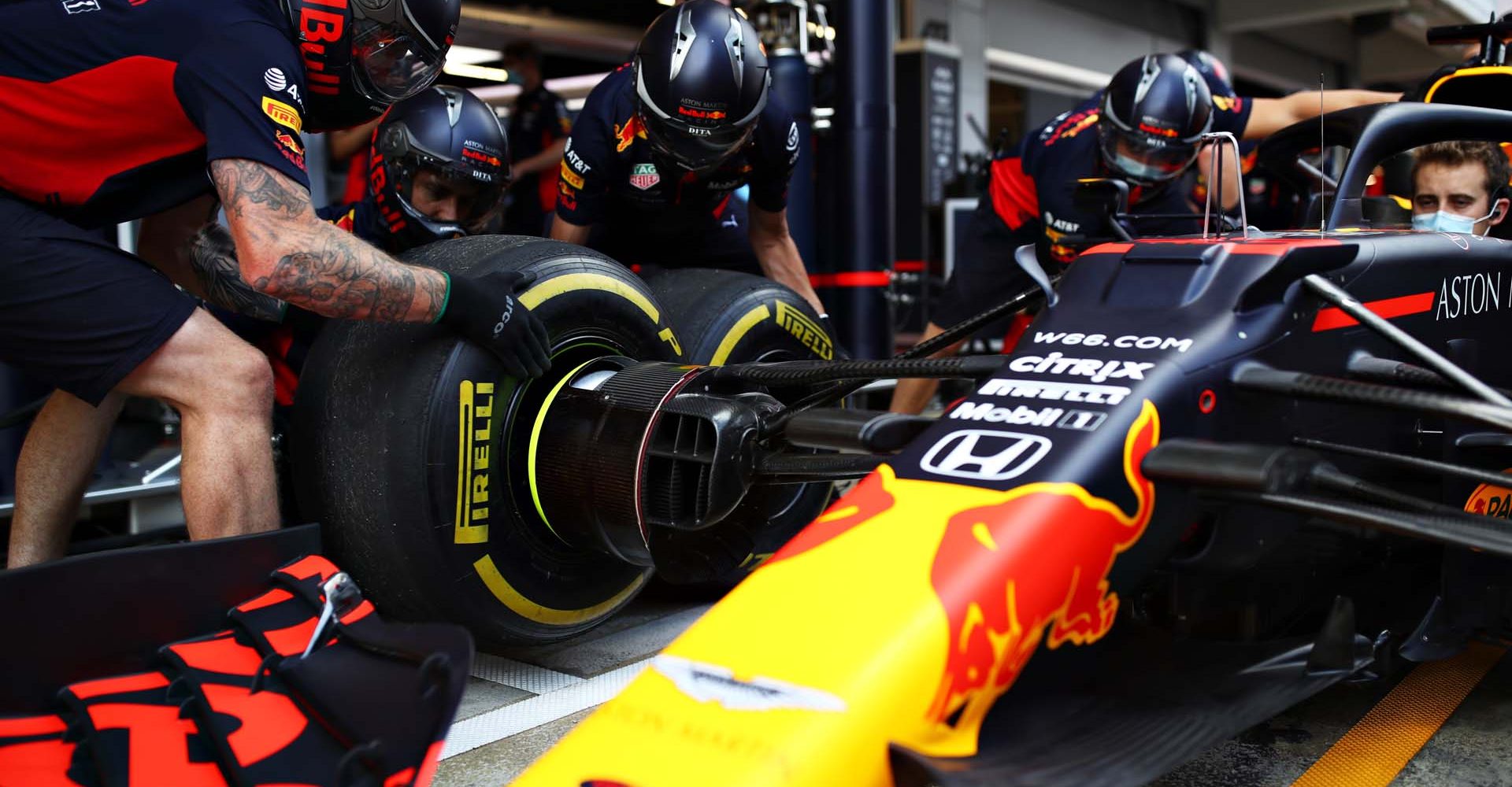 BARCELONA, SPAIN - AUGUST 13: The Red Bull Racing team practice pitstops during previews ahead of the F1 Grand Prix of Spain at Circuit de Barcelona-Catalunya on August 13, 2020 in Barcelona, Spain. (Photo by Mark Thompson/Getty Images)