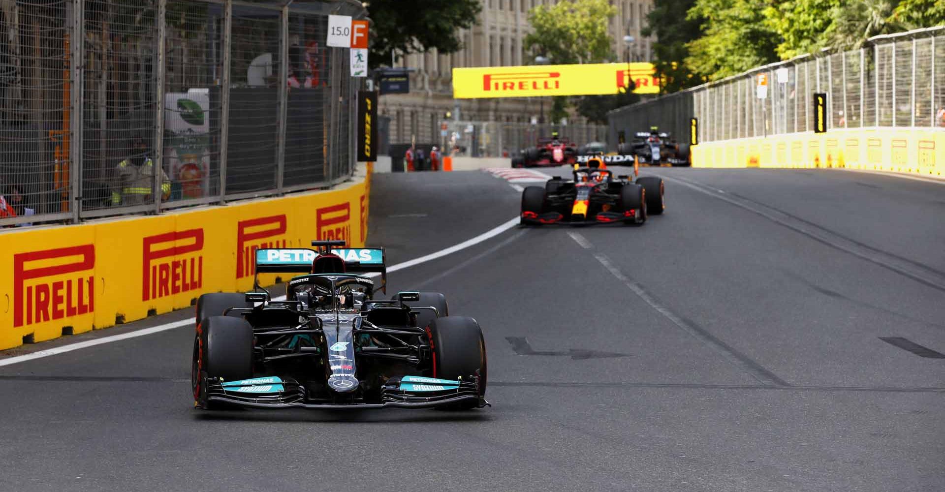 BAKU CITY CIRCUIT, AZERBAIJAN - JUNE 06: Sir Lewis Hamilton, Mercedes W12, leads Max Verstappen, Red Bull Racing RB16B during the Azerbaijan GP at Baku City Circuit on Sunday June 06, 2021 in Baku, Azerbaijan. (Photo by Charles Coates / LAT Images)