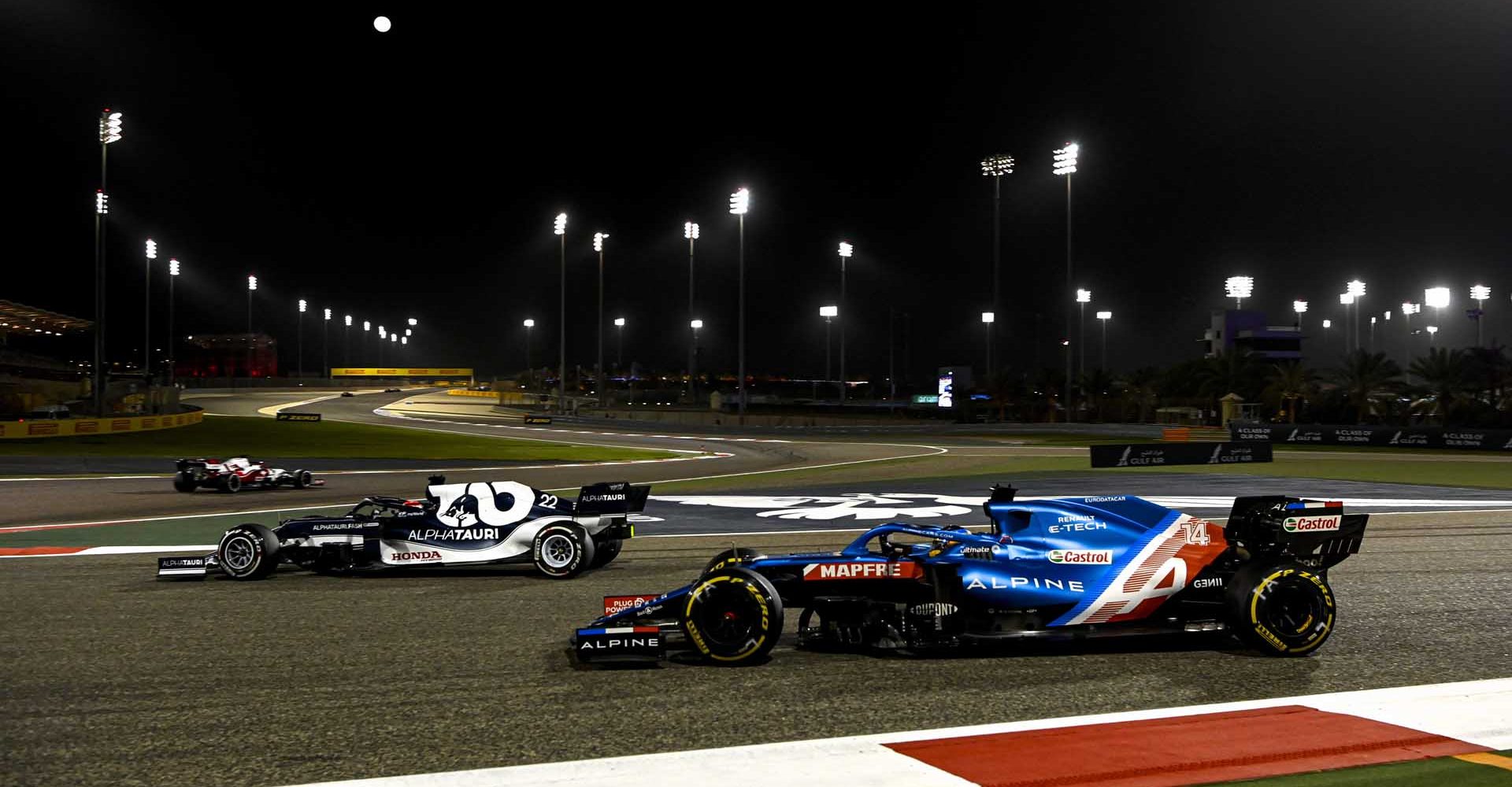 BAHRAIN INTERNATIONAL CIRCUIT, BAHRAIN - MARCH 28: Yuki Tsunoda, AlphaTauri AT02, leads Fernando Alonso, Alpine A521 during the Bahrain GP at Bahrain International Circuit on Sunday March 28, 2021 in Sakhir, Bahrain. (Photo by Mark Sutton / LAT Images)