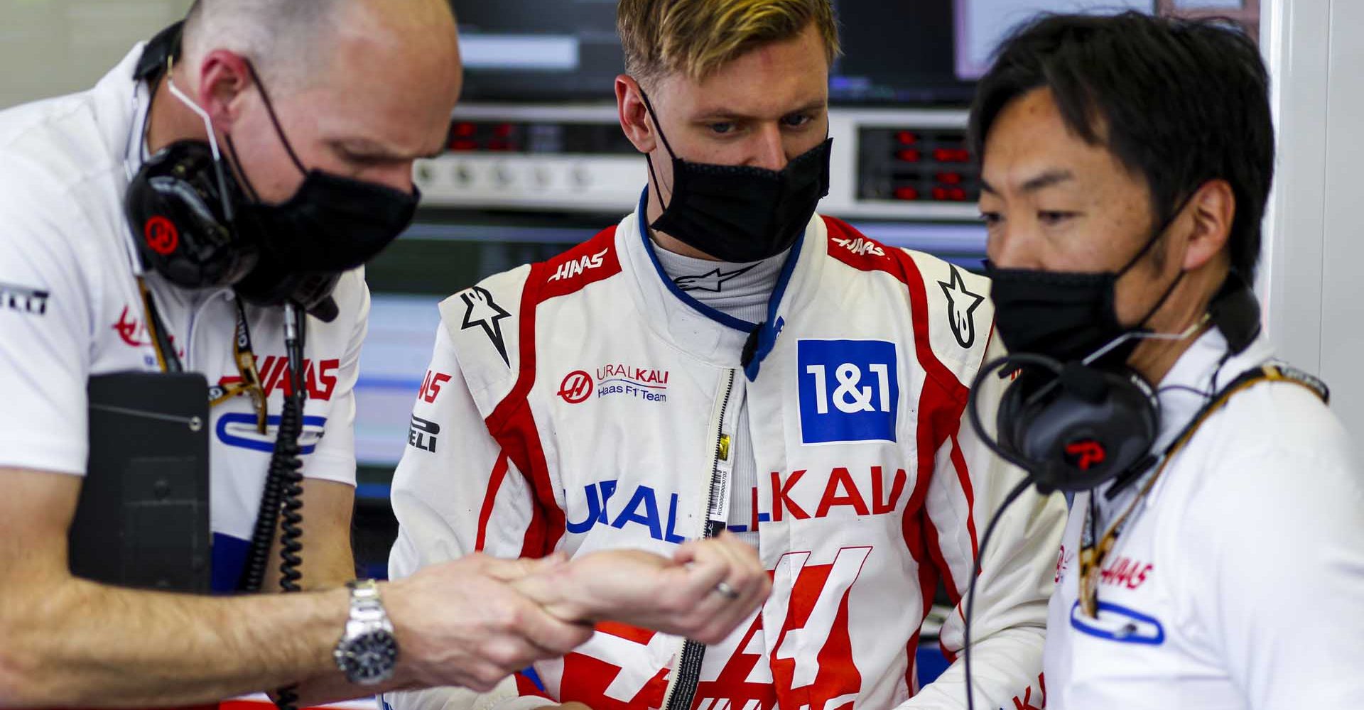 BAHRAIN INTERNATIONAL CIRCUIT, BAHRAIN - MARCH 12: Mick Schumacher, Haas F1 and Ayao Komatsu, Haas Chief Engineer during the Bahrain March testing at Bahrain International Circuit on Friday March 12, 2021 in Sakhir, Bahrain. (Photo by Sam Bloxham / LAT Images)