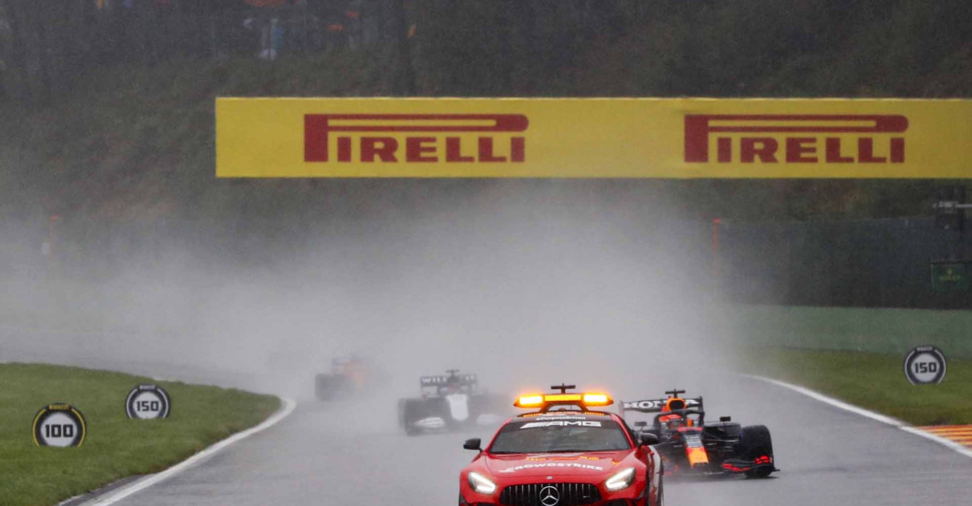 CIRCUIT DE SPA FRANCORCHAMPS, BELGIUM - AUGUST 29: The Safety Car leads Max Verstappen, Red Bull Racing RB16B, George Russell, Williams FW43B, and the rest of the field during the Belgian GP at Circuit de Spa Francorchamps on Sunday August 29, 2021 in Spa, Belgium. (Photo by Steven Tee / LAT Images)