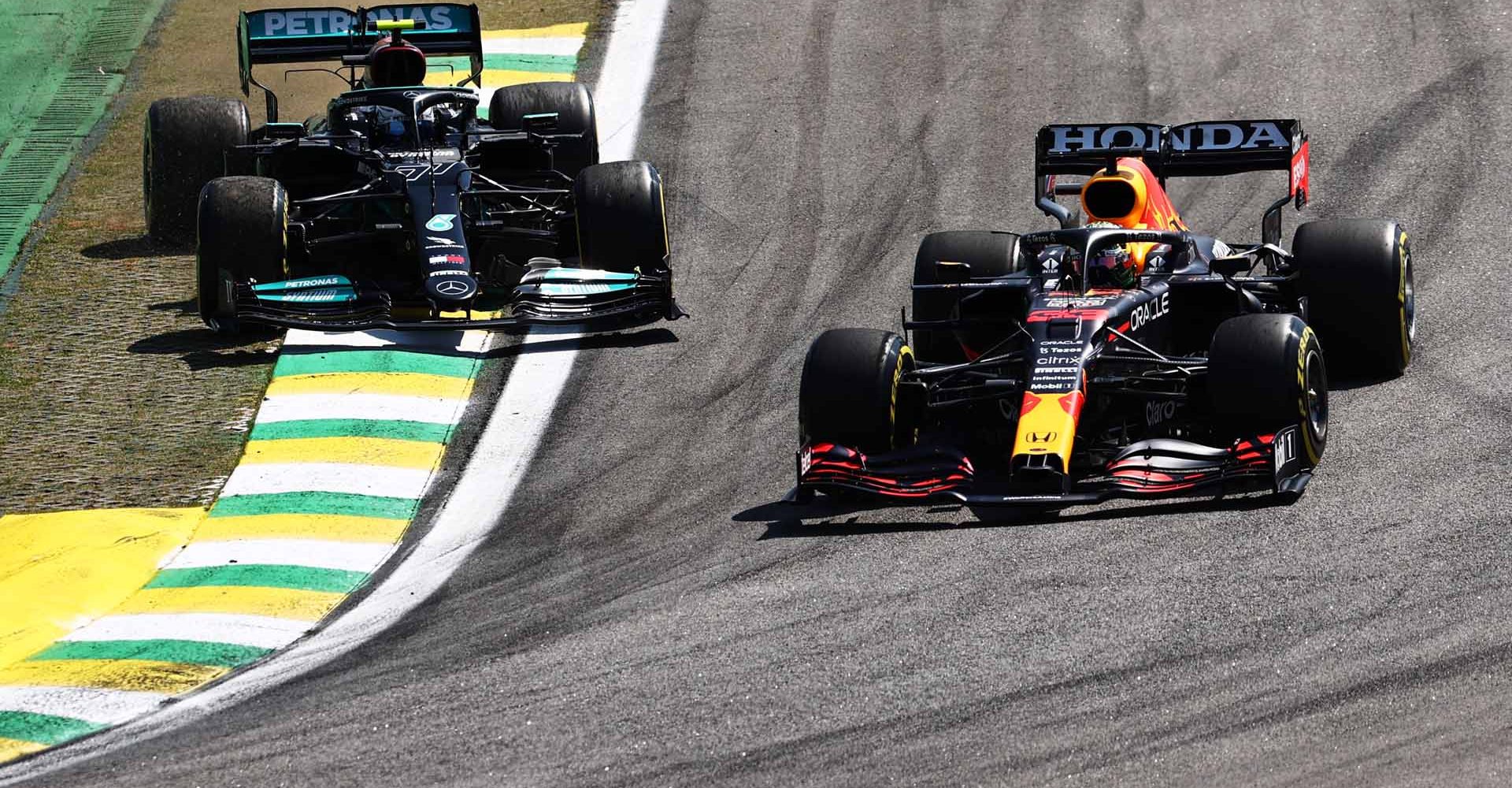 SAO PAULO, BRAZIL - NOVEMBER 14: Max Verstappen of the Netherlands driving the (33) Red Bull Racing RB16B Honda leads Valtteri Bottas of Finland driving the (77) Mercedes AMG Petronas F1 Team Mercedes W12 during the F1 Grand Prix of Brazil at Autodromo Jose Carlos Pace on November 14, 2021 in Sao Paulo, Brazil. (Photo by Mark Thompson/Getty Images)