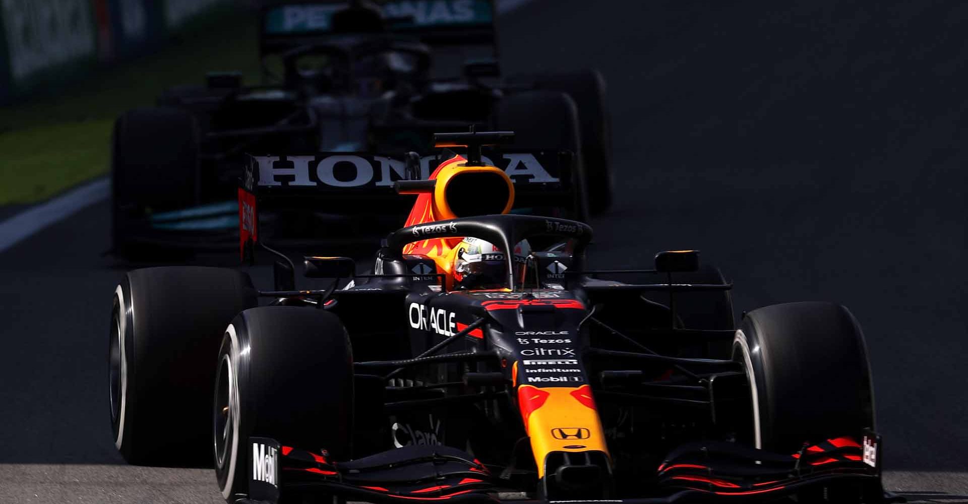 SAO PAULO, BRAZIL - NOVEMBER 14: Max Verstappen of the Netherlands driving the (33) Red Bull Racing RB16B Honda during the F1 Grand Prix of Brazil at Autodromo Jose Carlos Pace on November 14, 2021 in Sao Paulo, Brazil. (Photo by Lars Baron/Getty Images)