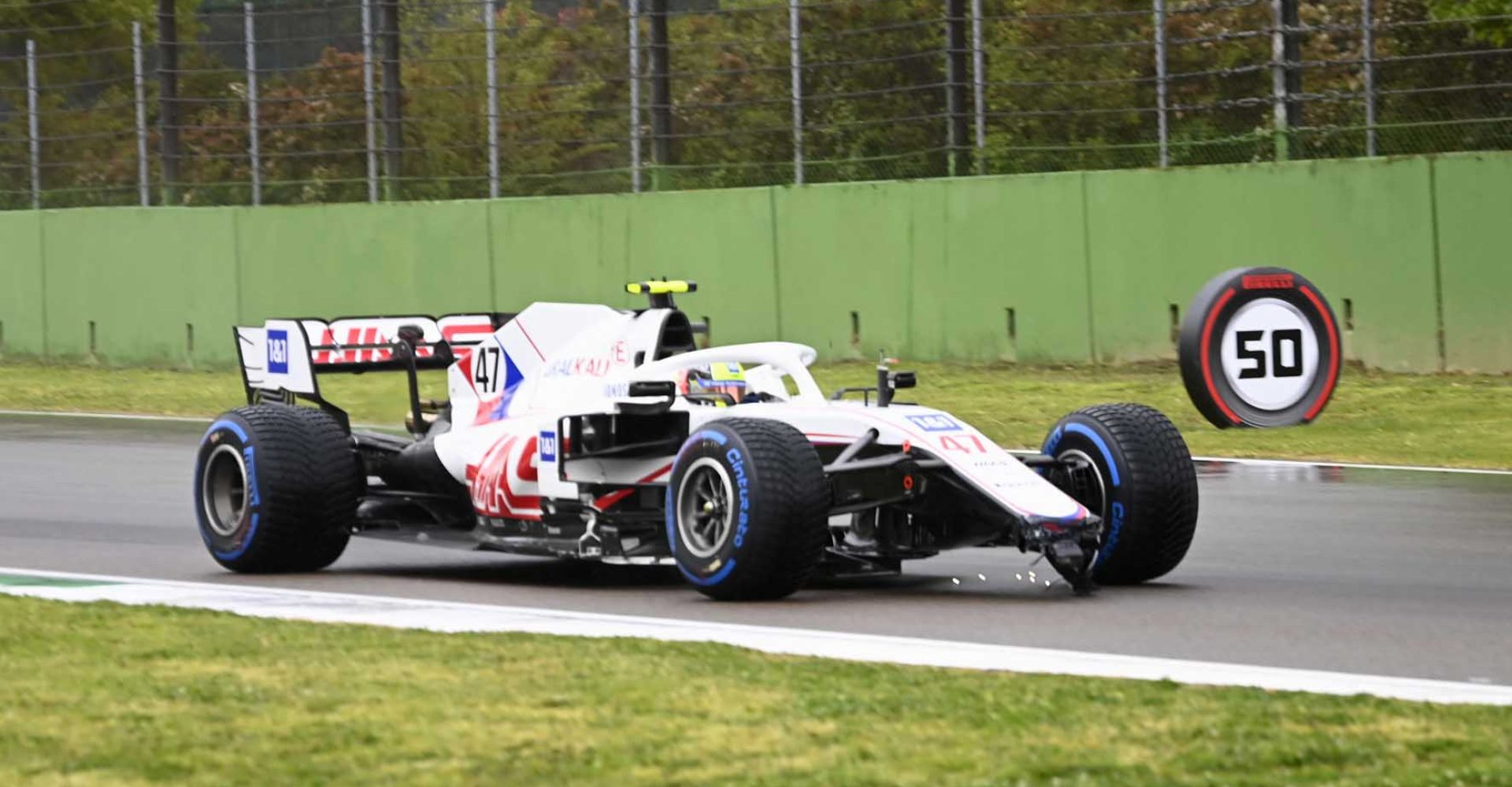 AUTODROMO INTERNAZIONALE ENZO E DINO FERRARI, ITALY - APRIL 18: Mick Schumacher, Haas VF-21, with a broken front wing during the Emilia Romagna GP at Autodromo Internazionale Enzo e Dino Ferrari on Sunday April 18, 2021 in imola, Italy. (Photo by Mark Sutton / LAT Images)