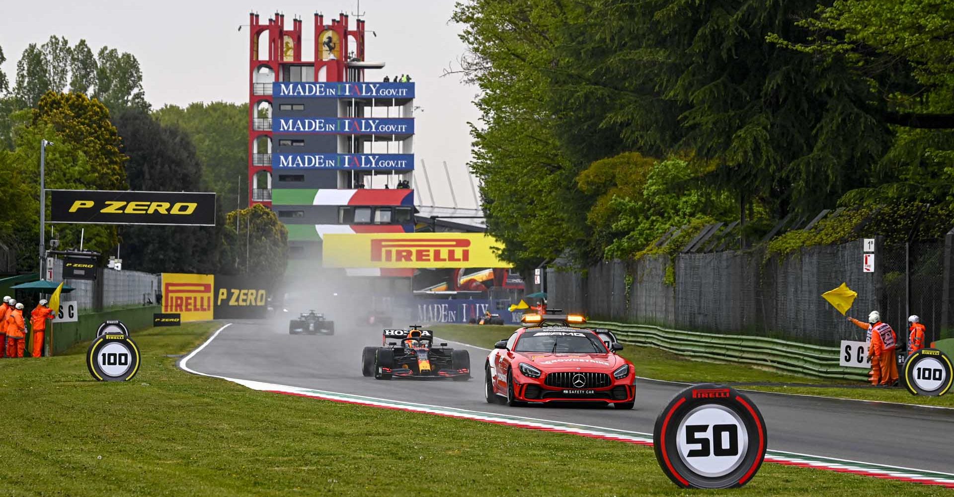 AUTODROMO INTERNAZIONALE ENZO E DINO FERRARI, ITALY - APRIL 18: The Safety Car leads Max Verstappen, Red Bull Racing RB16B, and Sir Lewis Hamilton, Mercedes W12 during the Emilia Romagna GP at Autodromo Internazionale Enzo e Dino Ferrari on Sunday April 18, 2021 in imola, Italy. (Photo by Mark Sutton / LAT Images)