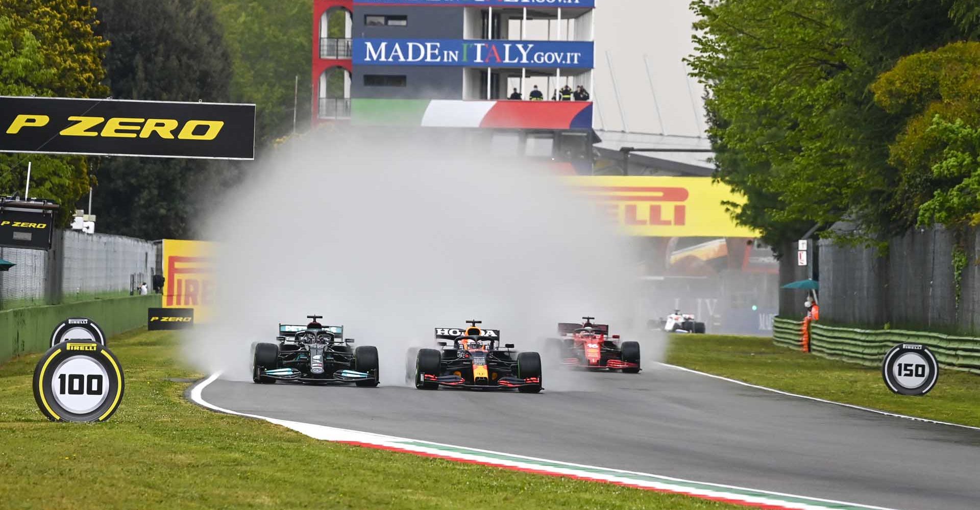 AUTODROMO INTERNAZIONALE ENZO E DINO FERRARI, ITALY - APRIL 18: lh and Max Verstappen, Red Bull Racing RB16B battle at the start of the race during the Emilia Romagna GP at Autodromo Internazionale Enzo e Dino Ferrari on Sunday April 18, 2021 in imola, Italy. (Photo by Mark Sutton / LAT Images)