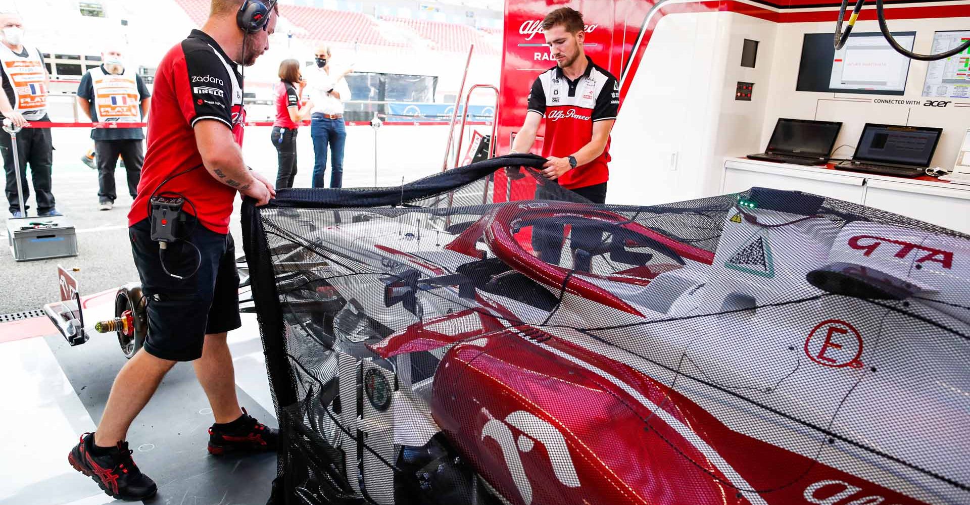 Alfa Romeo Racing ORLEN Team, garage, box, curfew ambiance during the Formula 1 Emirates Grand Prix de France 2021, 7th round of the 2021 FIA Formula One World Championship from June 18 to 20, 2021 on the Circuit Paul Ricard, in Le Castellet, France - Photo Florent Gooden / DPPI