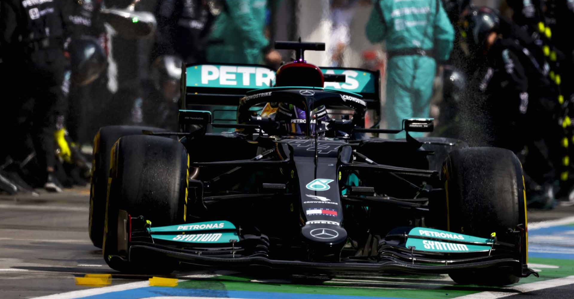 2021 Hungarian Grand Prix, Sunday - LAT Images Lewis Hamilton pitstop