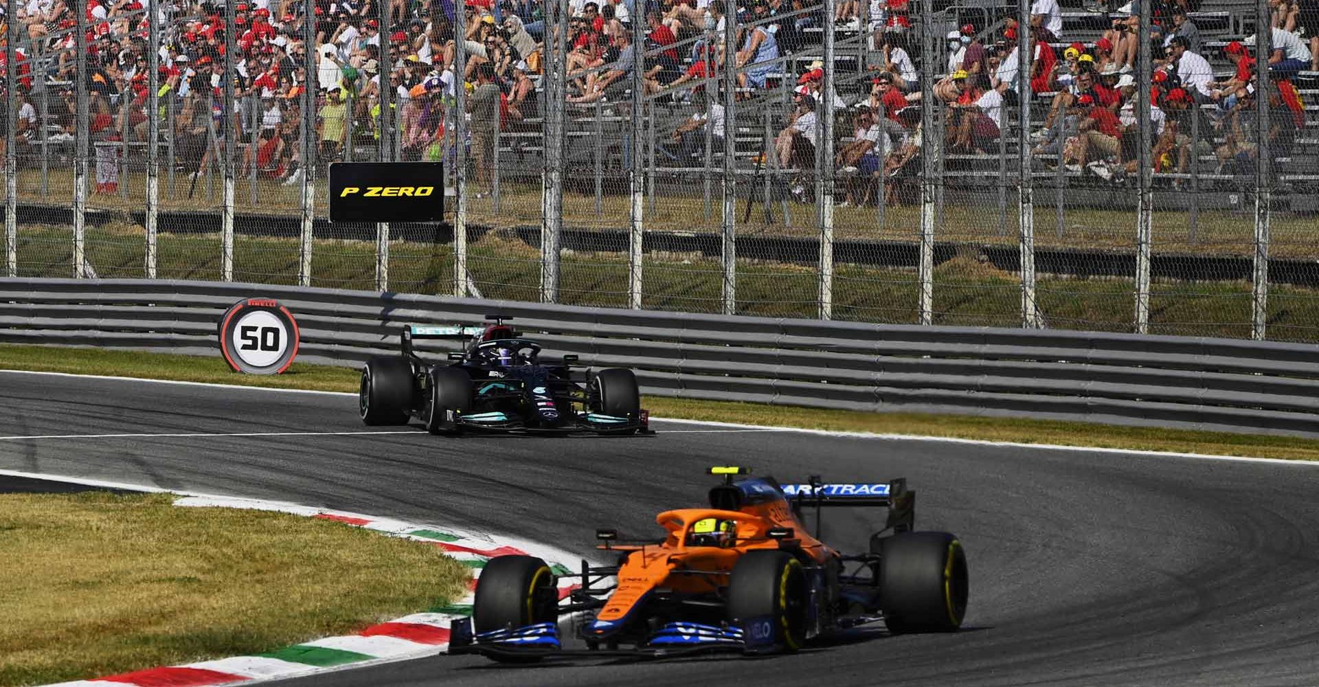 AUTODROMO NAZIONALE MONZA, ITALY - SEPTEMBER 12: Lando Norris, McLaren MCL35M, leads Sir Lewis Hamilton, Mercedes W12 during the Italian GP at Autodromo Nazionale Monza on Sunday September 12, 2021 in Monza, Italy. (Photo by Mark Sutton / LAT Images)