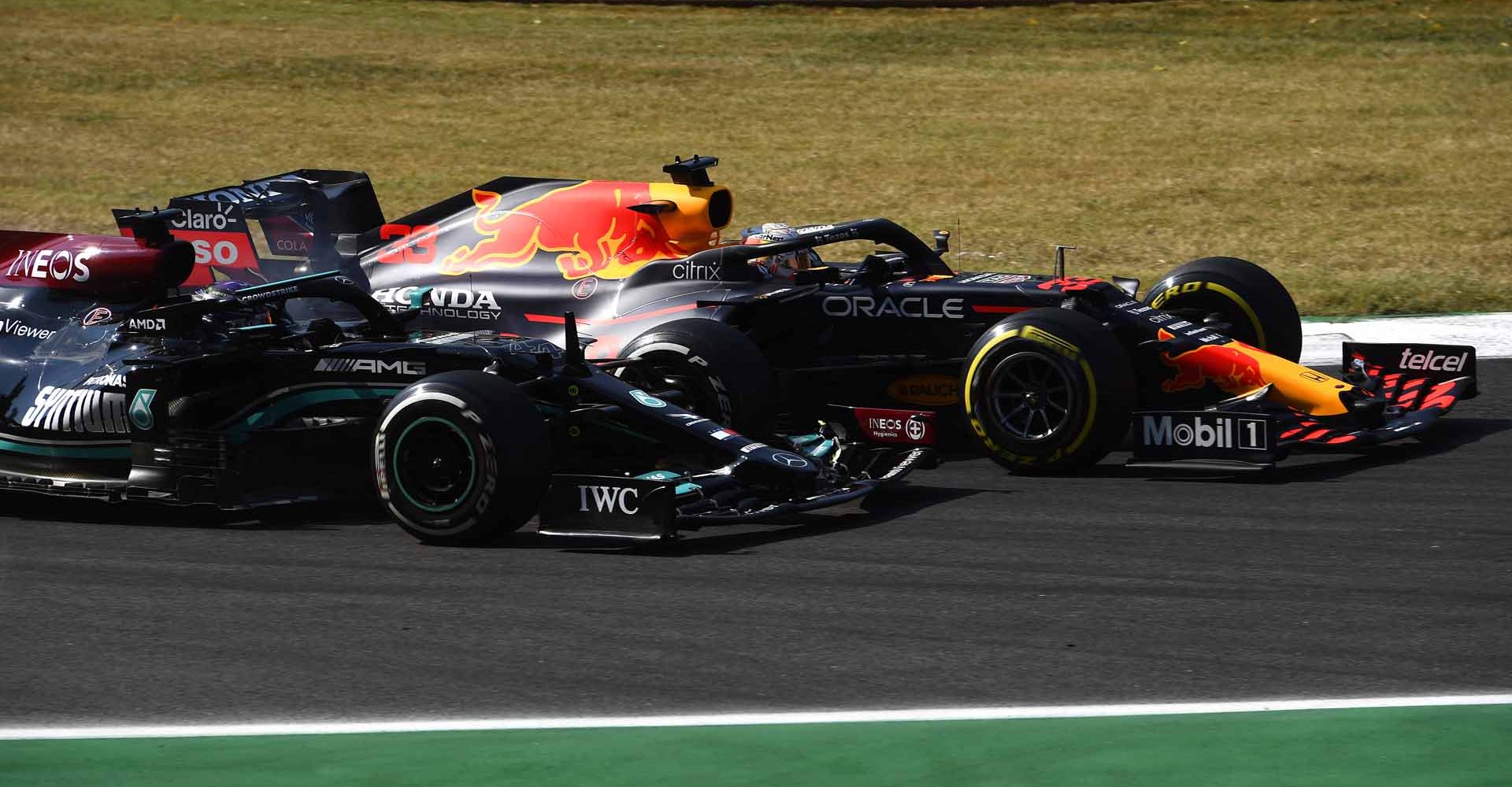 MONZA, ITALY - SEPTEMBER 12: Lewis Hamilton of Great Britain driving the (44) Mercedes AMG Petronas F1 Team Mercedes W12 and Max Verstappen of the Netherlands driving the (33) Red Bull Racing RB16B Honda battle for position on track during the F1 Grand Prix of Italy at Autodromo di Monza on September 12, 2021 in Monza, Italy. (Photo by Rudy Carezzevoli/Getty Images)