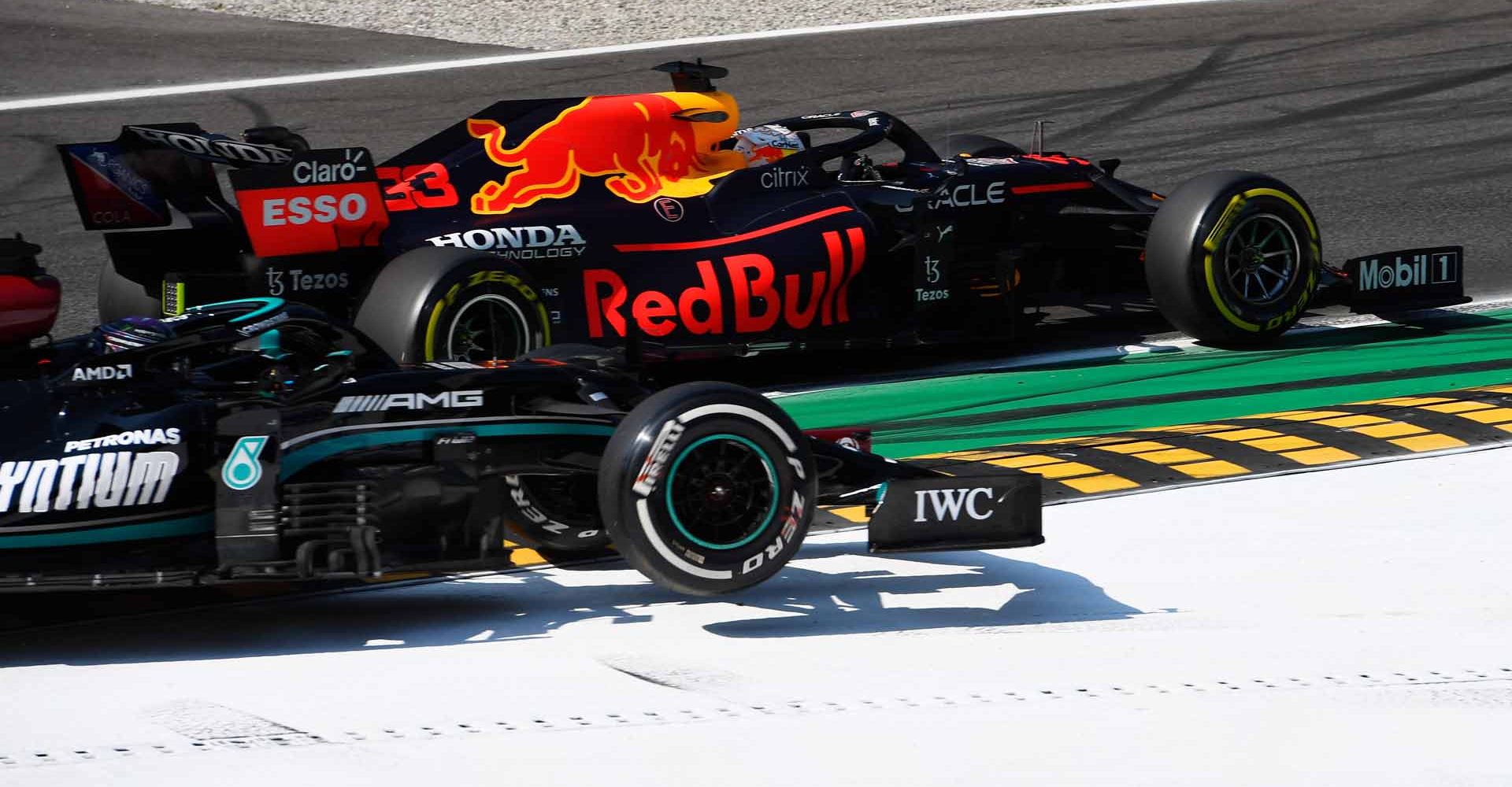 MONZA, ITALY - SEPTEMBER 12: Max Verstappen of the Netherlands driving the (33) Red Bull Racing RB16B Honda and Lewis Hamilton of Great Britain driving the (44) Mercedes AMG Petronas F1 Team Mercedes W12 battle for track position during the F1 Grand Prix of Italy at Autodromo di Monza on September 12, 2021 in Monza, Italy. (Photo by Rudy Carezzevoli/Getty Images)