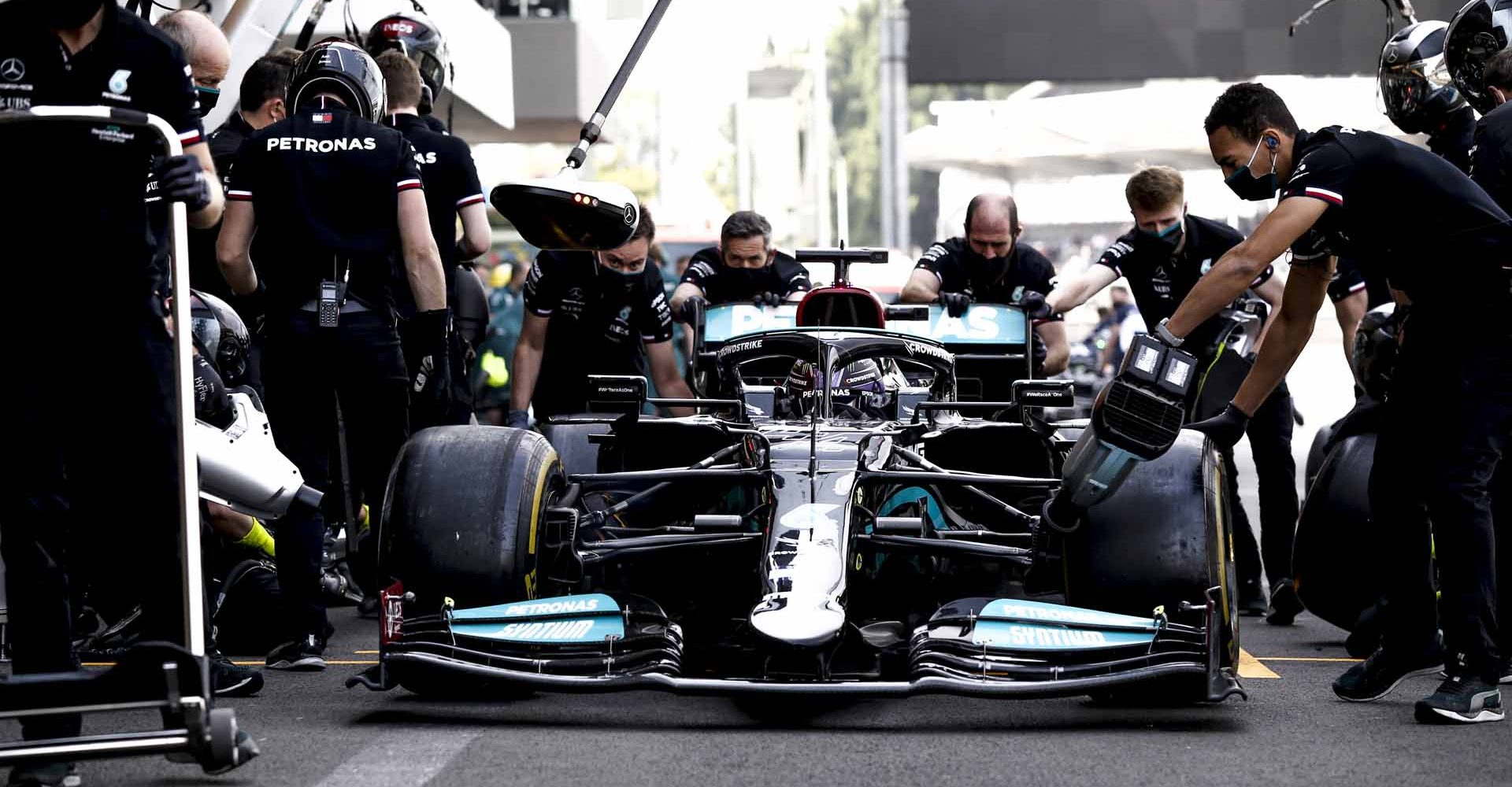 2021 Mexican Grand Prix, Saturday - Jiri Krenek Lewis Hamilton