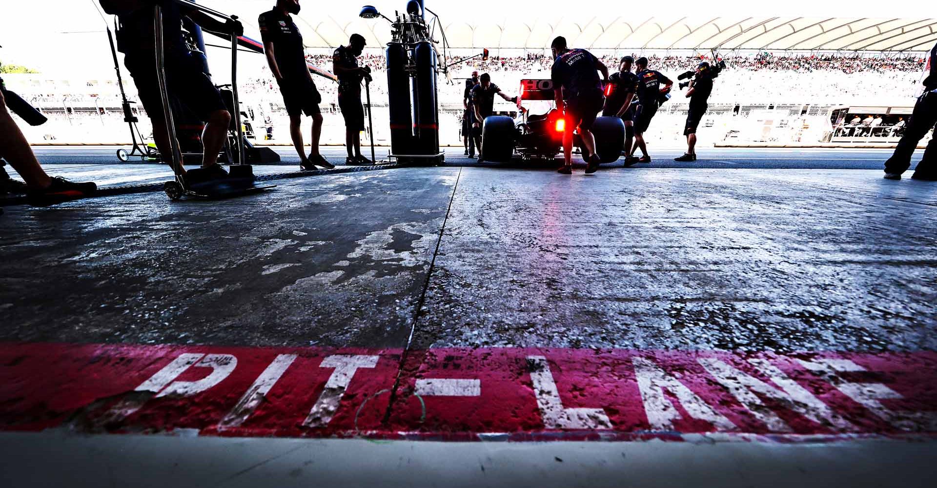 MEXICO CITY, MEXICO - NOVEMBER 06: The Red Bull Racing team work in the Pitlane during qualifying ahead of the F1 Grand Prix of Mexico at Autodromo Hermanos Rodriguez on November 06, 2021 in Mexico City, Mexico. (Photo by Mark Thompson/Getty Images)