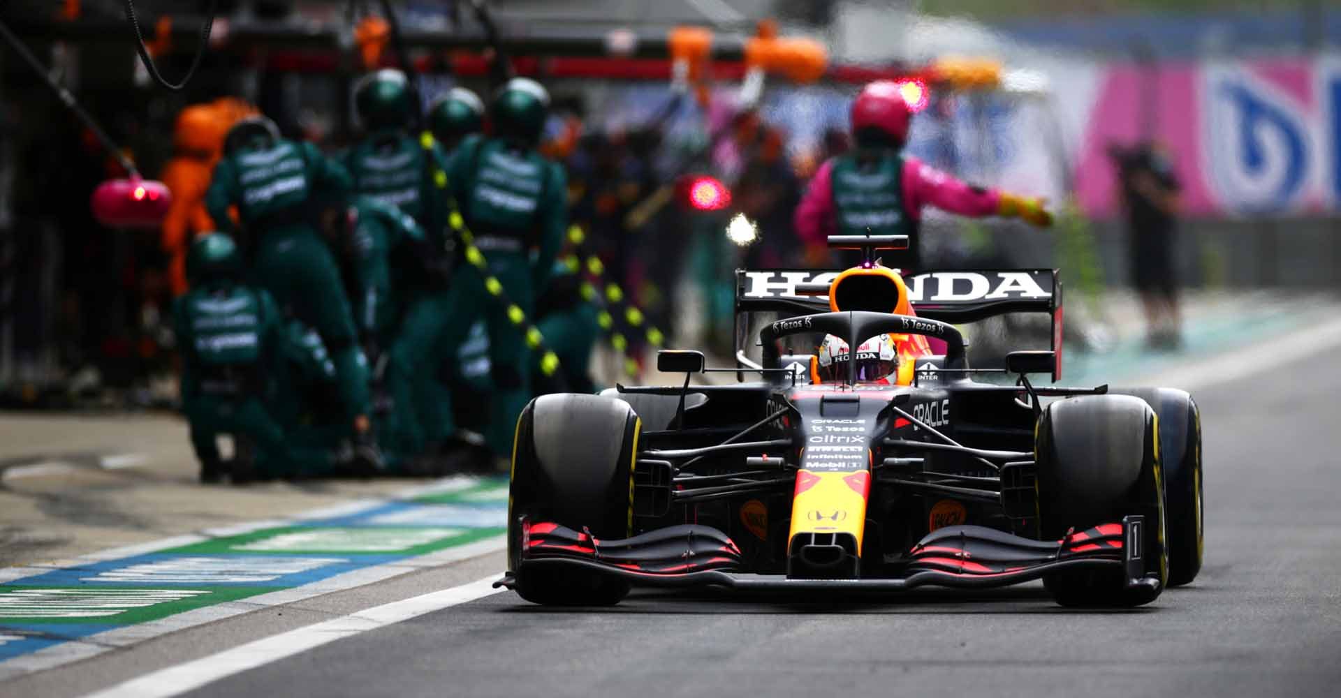 SOCHI, RUSSIA - SEPTEMBER 26: Max Verstappen of the Netherlands driving the (33) Red Bull Racing RB16B Honda makes a pitstop during the F1 Grand Prix of Russia at Sochi Autodrom on September 26, 2021 in Sochi, Russia. (Photo by Peter Fox/Getty Images)