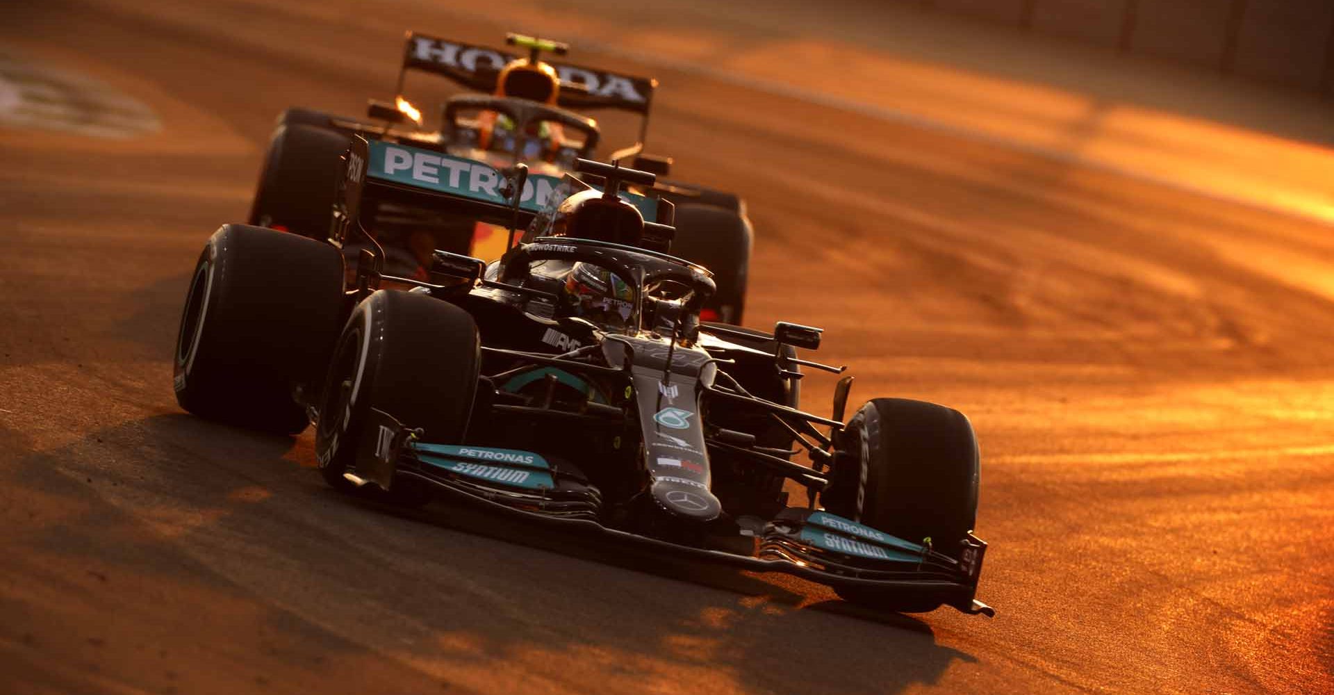 2021 Saudi Arabian Grand Prix, Saturday - LAT Images Lewis Hamilton followed by Sergio Perez