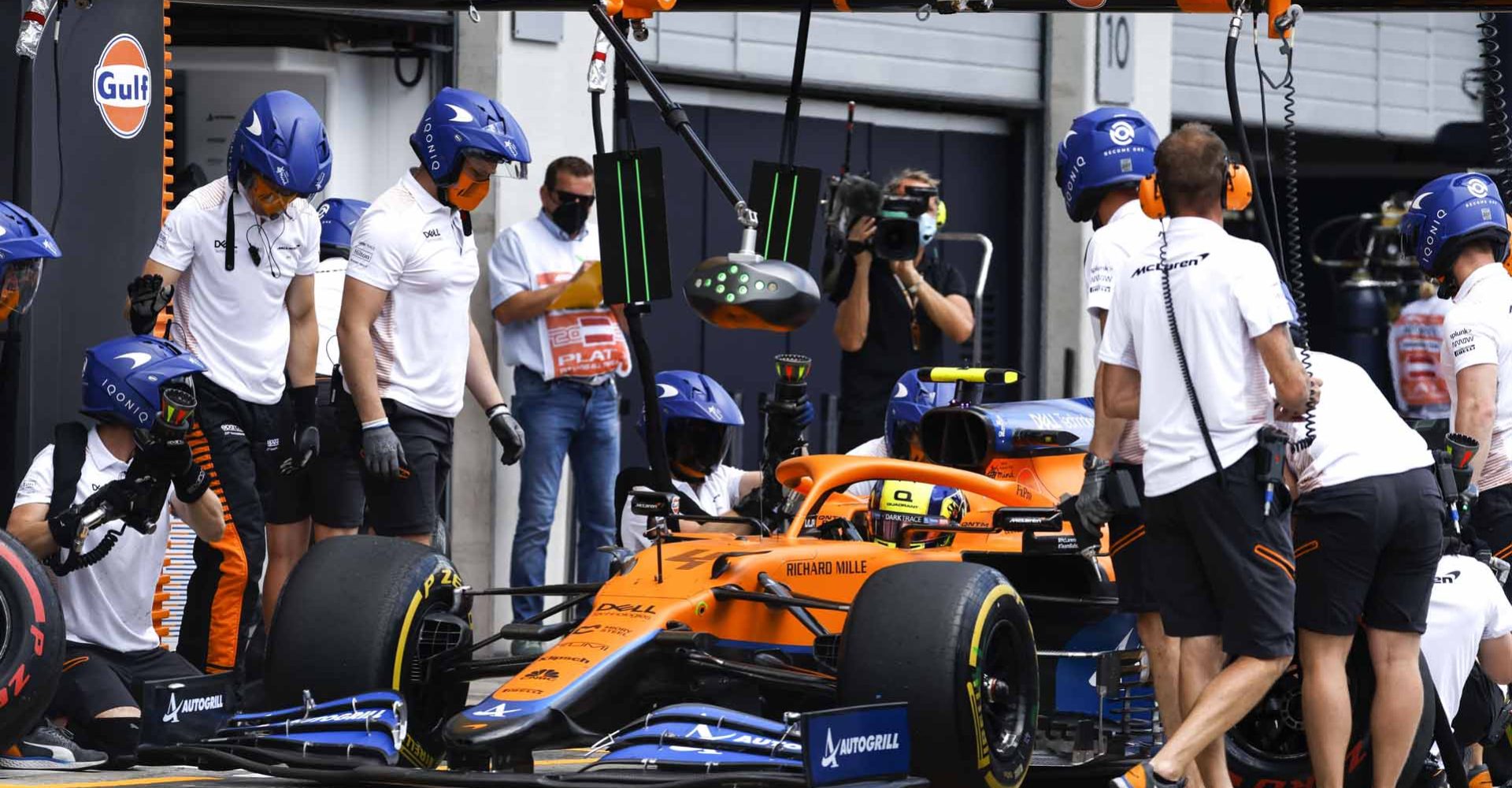 Lando Norris, McLaren MCL35M, in the pits