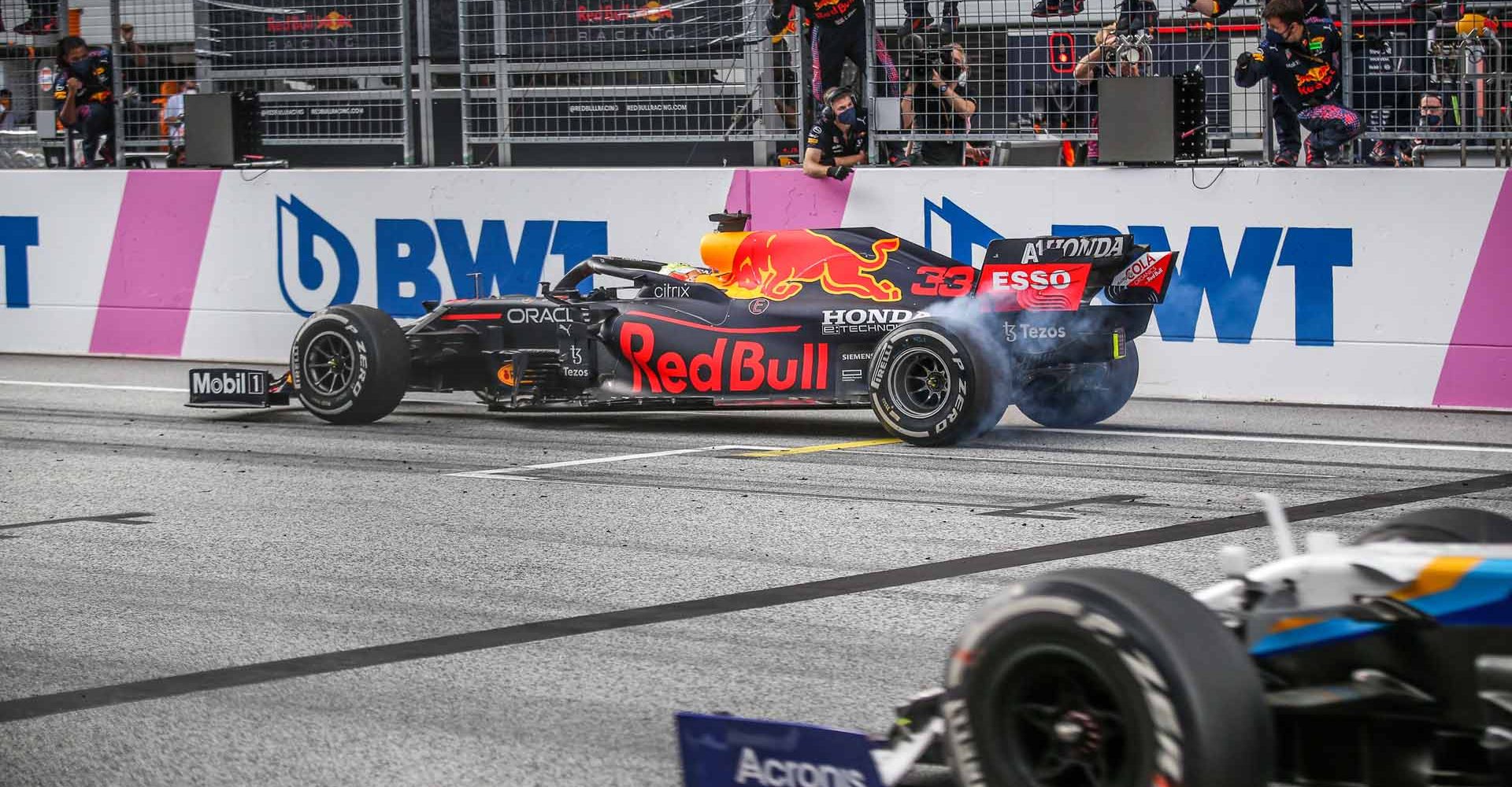 SPIELBERG,AUSTRIA,27.JUN.21 - MOTORSPORTS, FORMULA 1 - Grand Prix of Styria, Red Bull Ring. Image shows the rejoicing of Max Verstappen (NED/ Red Bull Racing) ad his crew. Photo: GEPA pictures/ Manfred Binder // SI202106270627 // Usage for editorial use only //