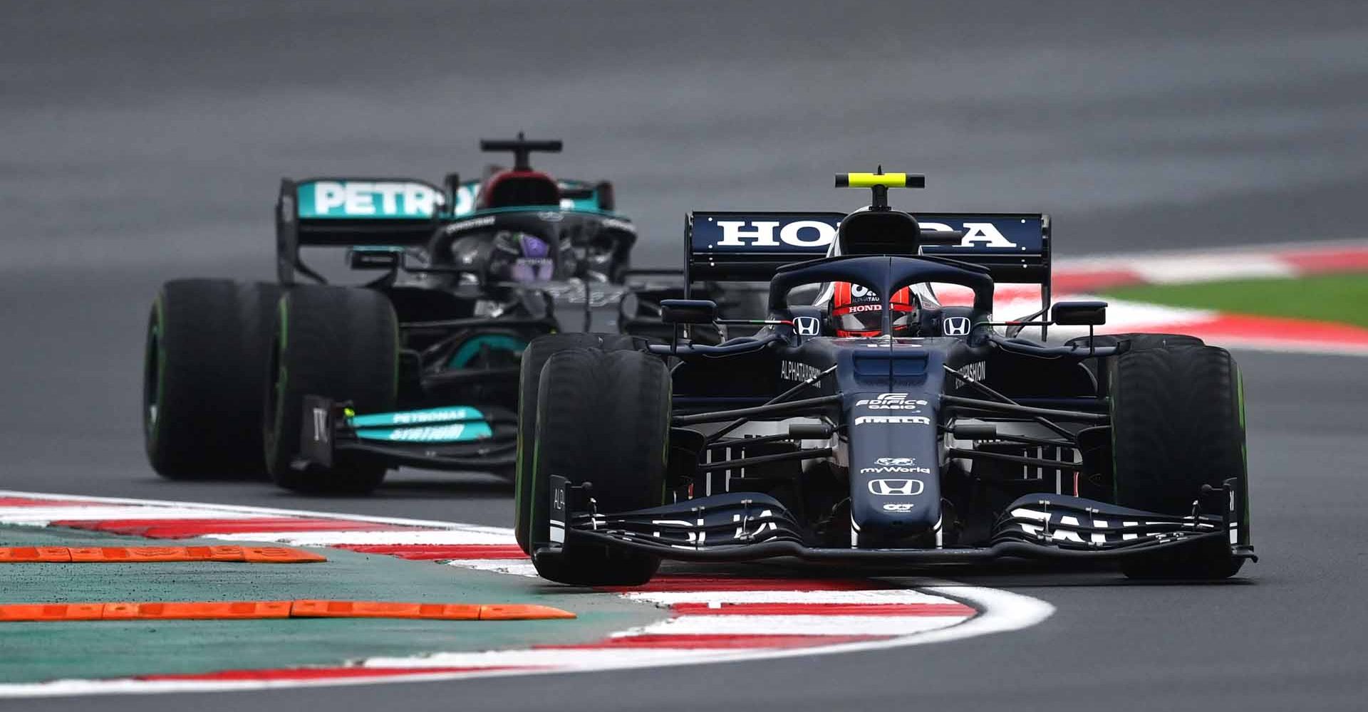 ISTANBUL, TURKEY - OCTOBER 10: Pierre Gasly of France driving the (10) Scuderia AlphaTauri AT02 Honda leads Lewis Hamilton of Great Britain driving the (44) Mercedes AMG Petronas F1 Team Mercedes W12 during the F1 Grand Prix of Turkey at Intercity Istanbul Park on October 10, 2021 in Istanbul, Turkey. (Photo by Dan Mullan/Getty Images)