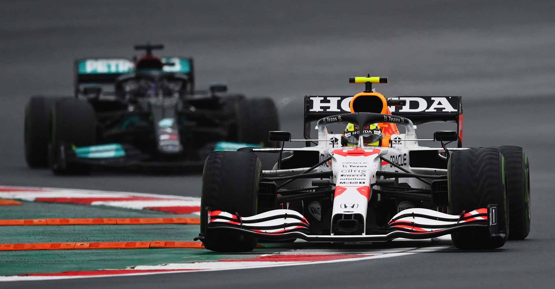 ISTANBUL, TURKEY - OCTOBER 10: Sergio Perez of Mexico driving the (11) Red Bull Racing RB16B Honda leads Lewis Hamilton of Great Britain driving the (44) Mercedes AMG Petronas F1 Team Mercedes W12 during the F1 Grand Prix of Turkey at Intercity Istanbul Park on October 10, 2021 in Istanbul, Turkey. (Photo by Dan Mullan/Getty Images)