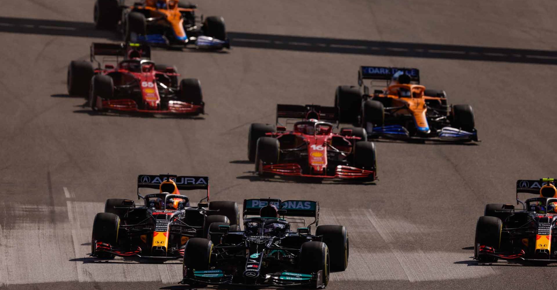 2021 United States Grand Prix, Sunday - LAT Images Lewis Hamilton overtakes Max Verstappen at the start of tha United States Grand Prix