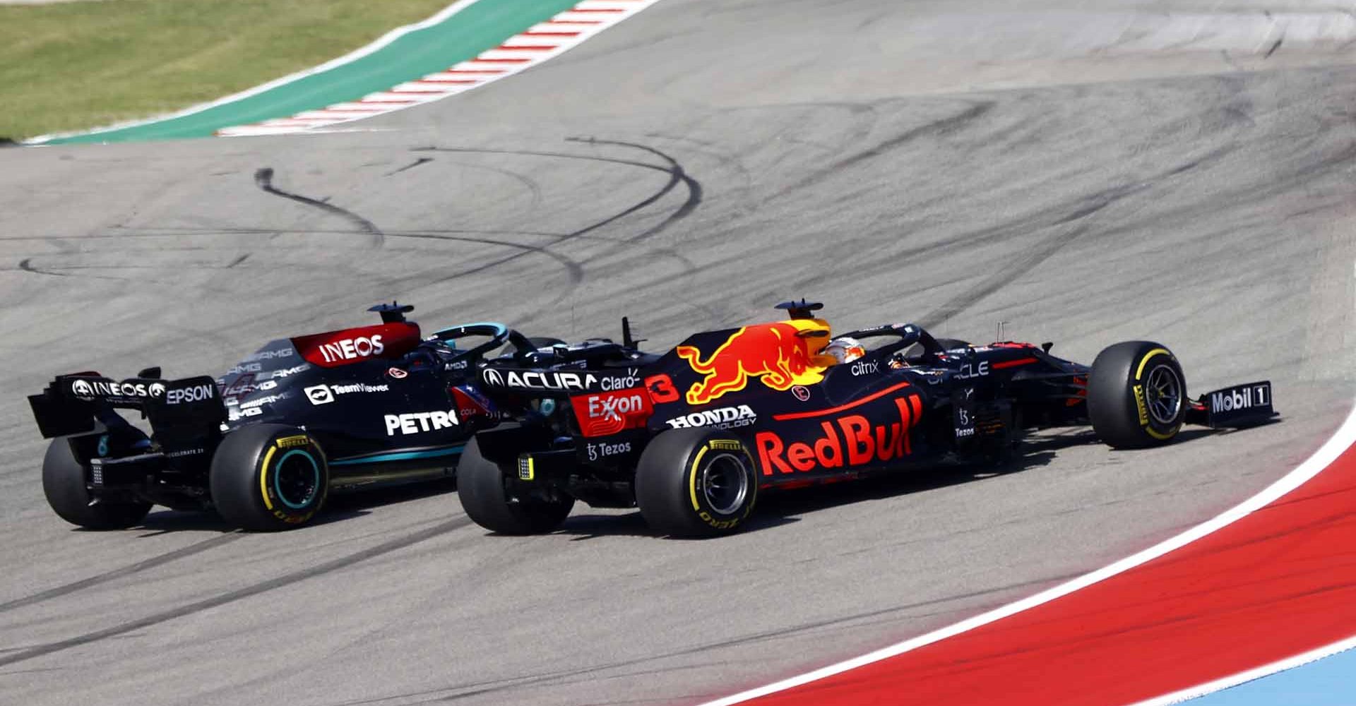 CIRCUIT OF THE AMERICAS, UNITED STATES OF AMERICA - OCTOBER 24: Max Verstappen, Red Bull Racing RB16B, battles with Sir Lewis Hamilton, Mercedes W12 during the United States GP   at Circuit of the Americas on Sunday October 24, 2021 in Austin, United States of America. (Photo by Andy Hone / LAT Images)