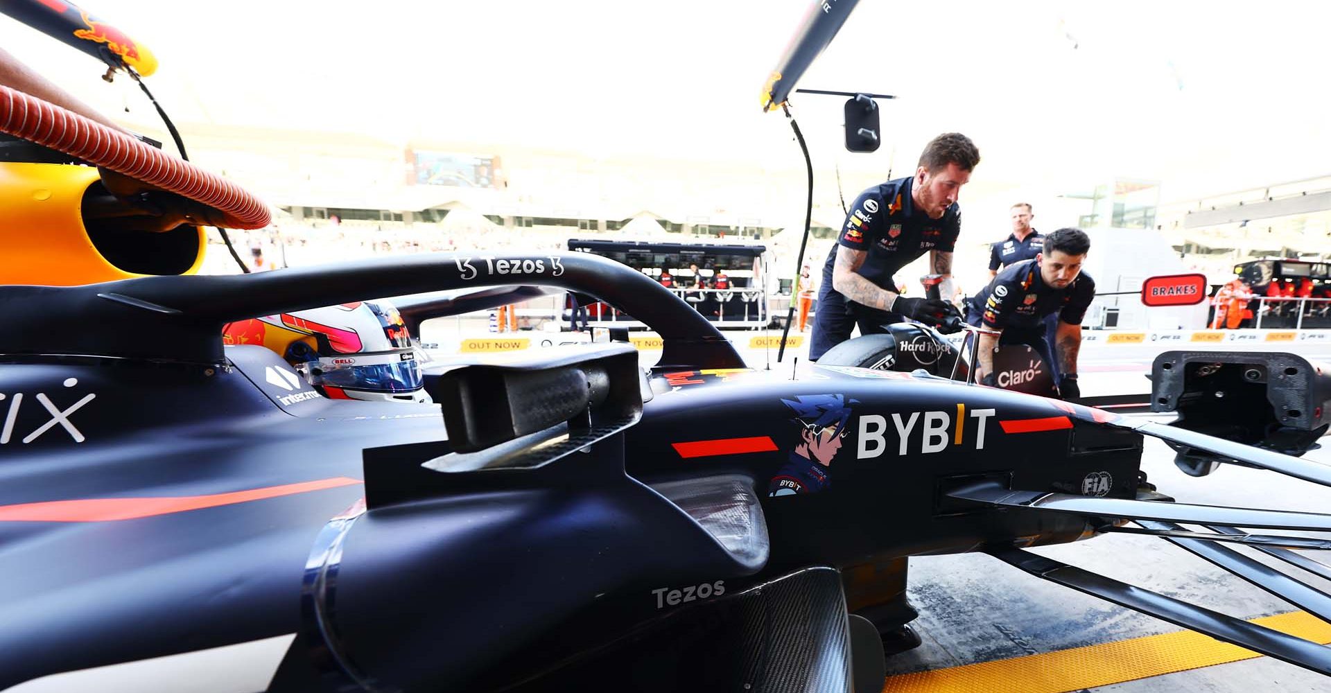 ABU DHABI, UNITED ARAB EMIRATES - NOVEMBER 18: Liam Lawson of New Zealand driving the (36) Oracle Red Bull Racing RB18 stops in the Pitlane during practice ahead of the F1 Grand Prix of Abu Dhabi at Yas Marina Circuit on November 18, 2022 in Abu Dhabi, United Arab Emirates. (Photo by Mark Thompson/Getty Images)