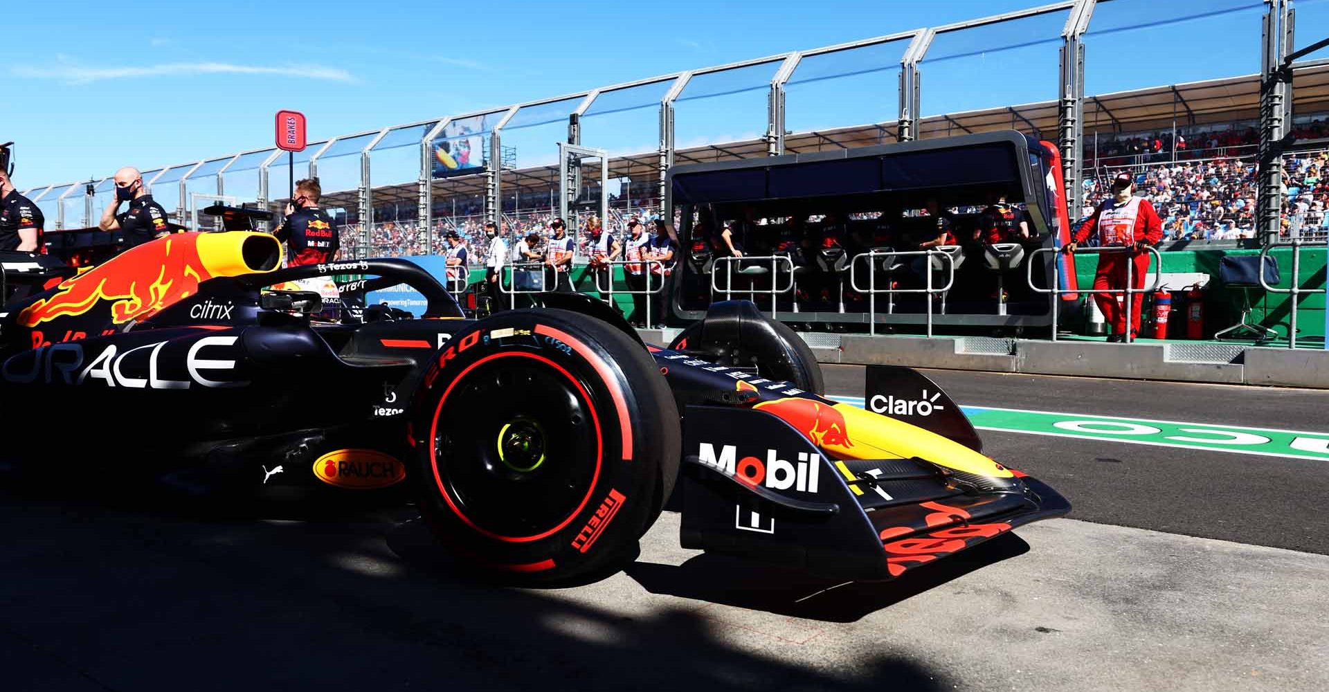 MELBOURNE, AUSTRALIA - APRIL 08: Max Verstappen of the Netherlands driving the (1) Oracle Red Bull Racing RB18 leaves the g during practice ahead of the F1 Grand Prix of Australia at Melbourne Grand Prix Circuit on April 08, 2022 in Melbourne, Australia. (Photo by Mark Thompson/Getty Images)