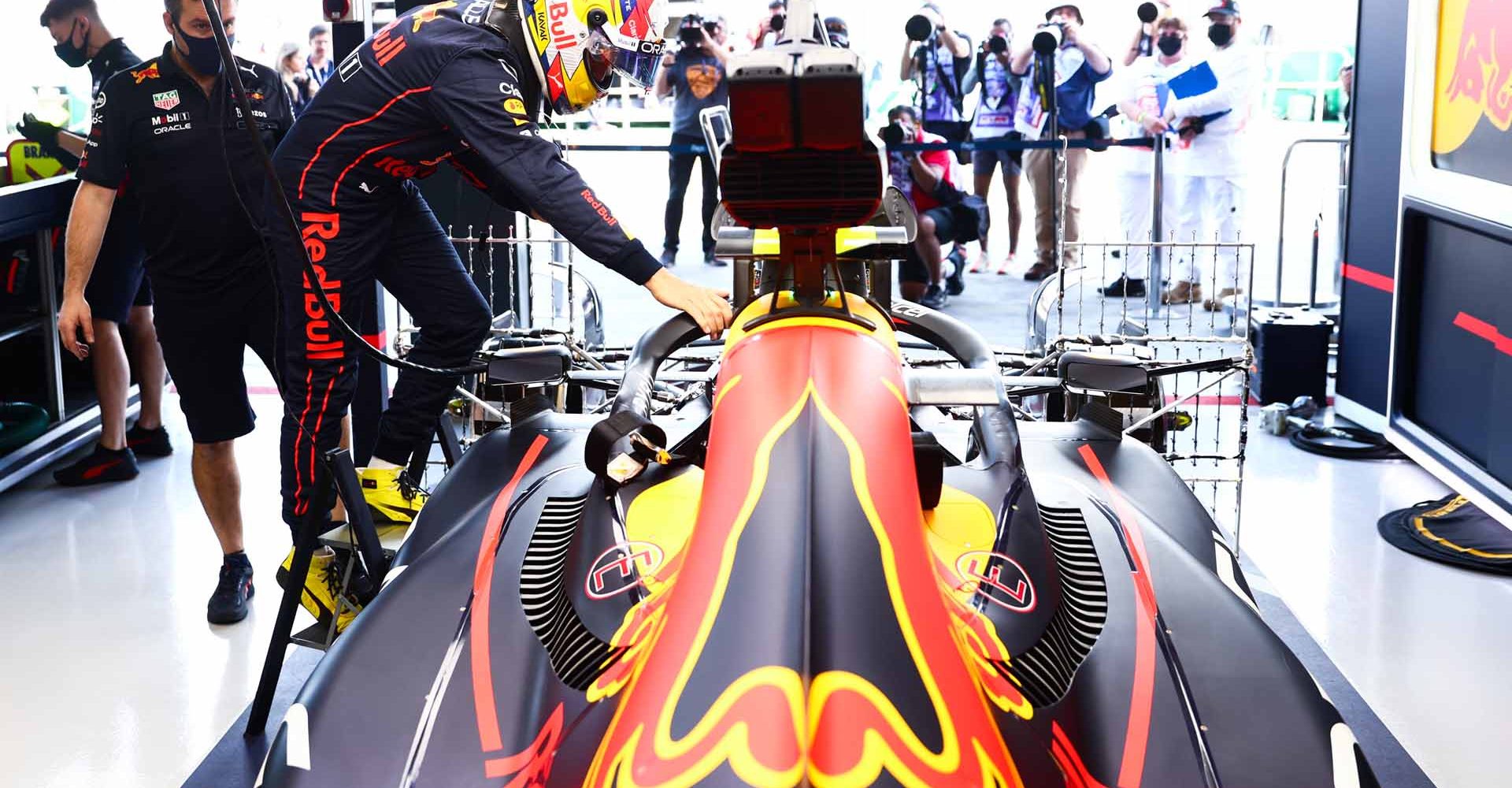 MELBOURNE, AUSTRALIA - APRIL 08: Sergio Perez of Mexico and Oracle Red Bull Racing prepares to drive in the garage during practice ahead of the F1 Grand Prix of Australia at Melbourne Grand Prix Circuit on April 08, 2022 in Melbourne, Australia. (Photo by Mark Thompson/Getty Images)