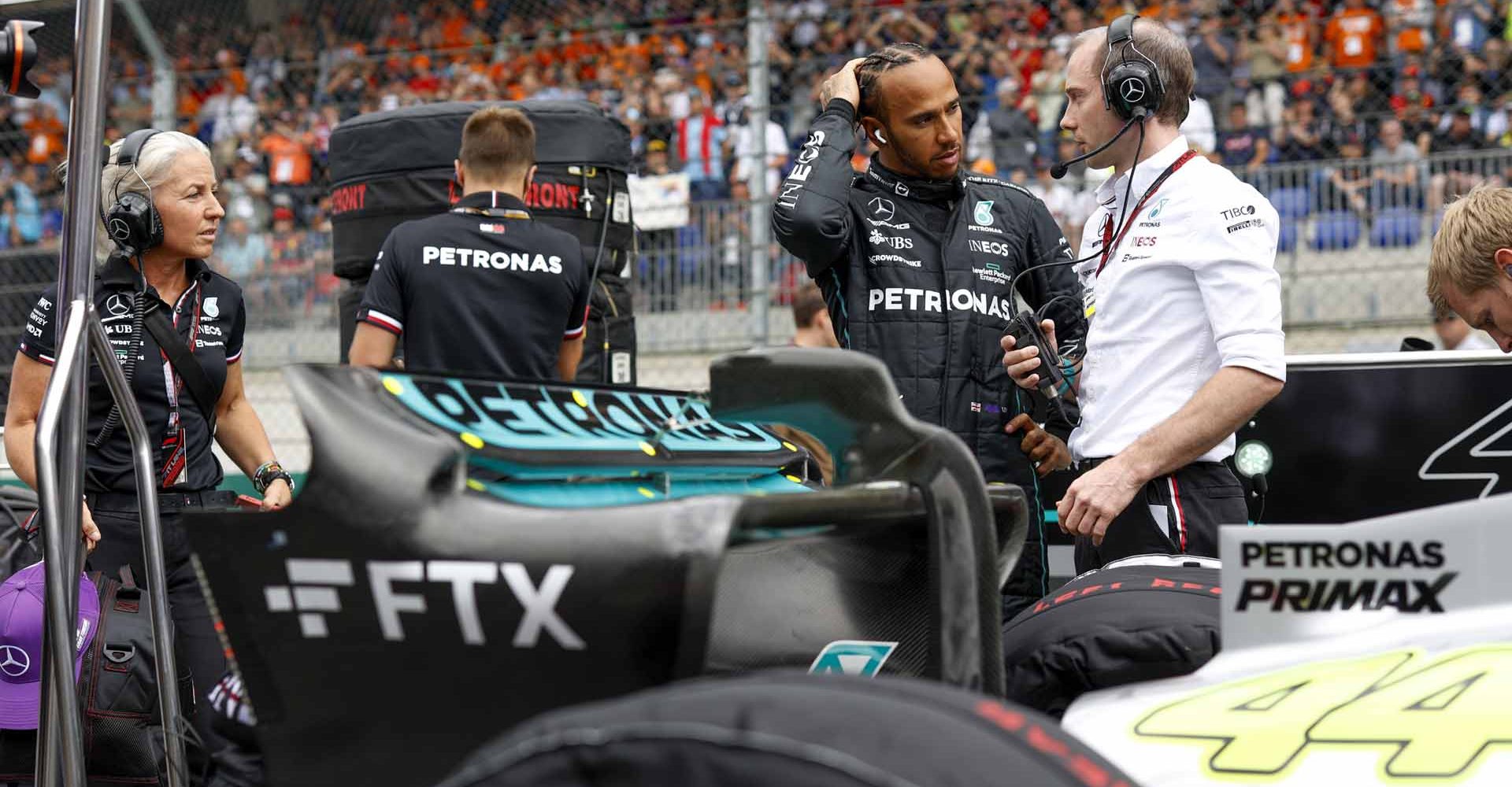 2022 Austrian Grand Prix, Saturday - Jiri Krenek Lewis Hamilton grid Angela Cullen