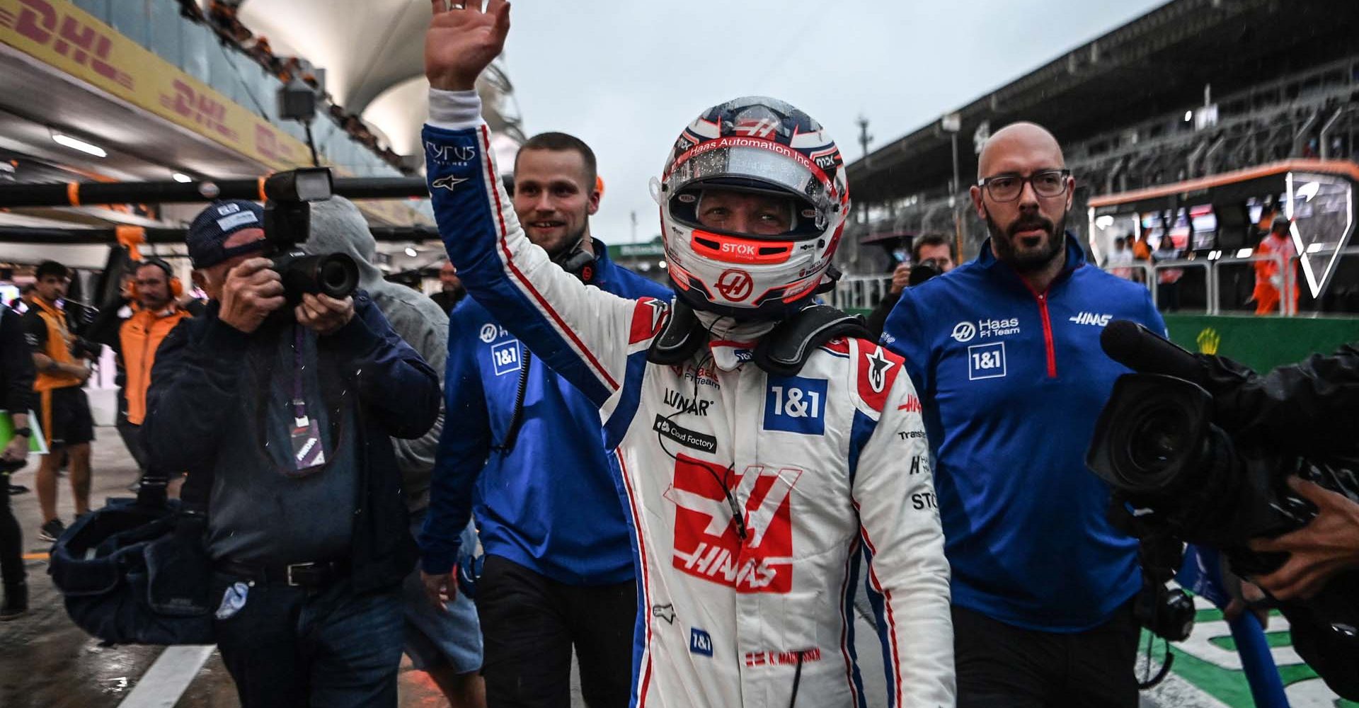 AUTóDROMO JOSé CARLOS PACE, BRAZIL - NOVEMBER 11: Kevin Magnussen, Haas F1 Team celebrates pole position during the São Paulo GP at Autódromo José Carlos Pace on Friday November 11, 2022 in Sao Paulo, Brazil. (Photo by Mark Sutton / LAT Images)