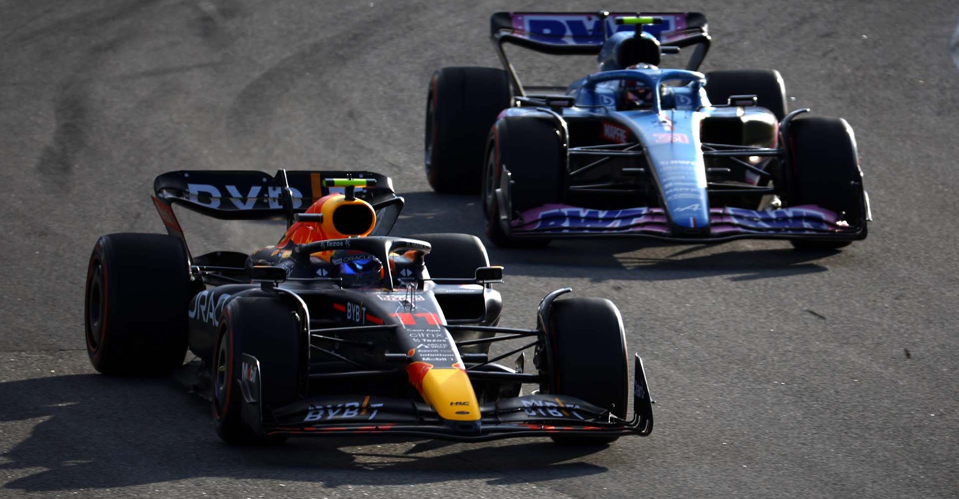 SAO PAULO, BRAZIL - NOVEMBER 12: Sergio Perez of Mexico driving the (11) Oracle Red Bull Racing RB18 leads Esteban Ocon of France driving the (31) Alpine F1 A522 Renault during the Sprint ahead of the F1 Grand Prix of Brazil at Autodromo Jose Carlos Pace on November 12, 2022 in Sao Paulo, Brazil. (Photo by Jared C. Tilton/Getty Images)