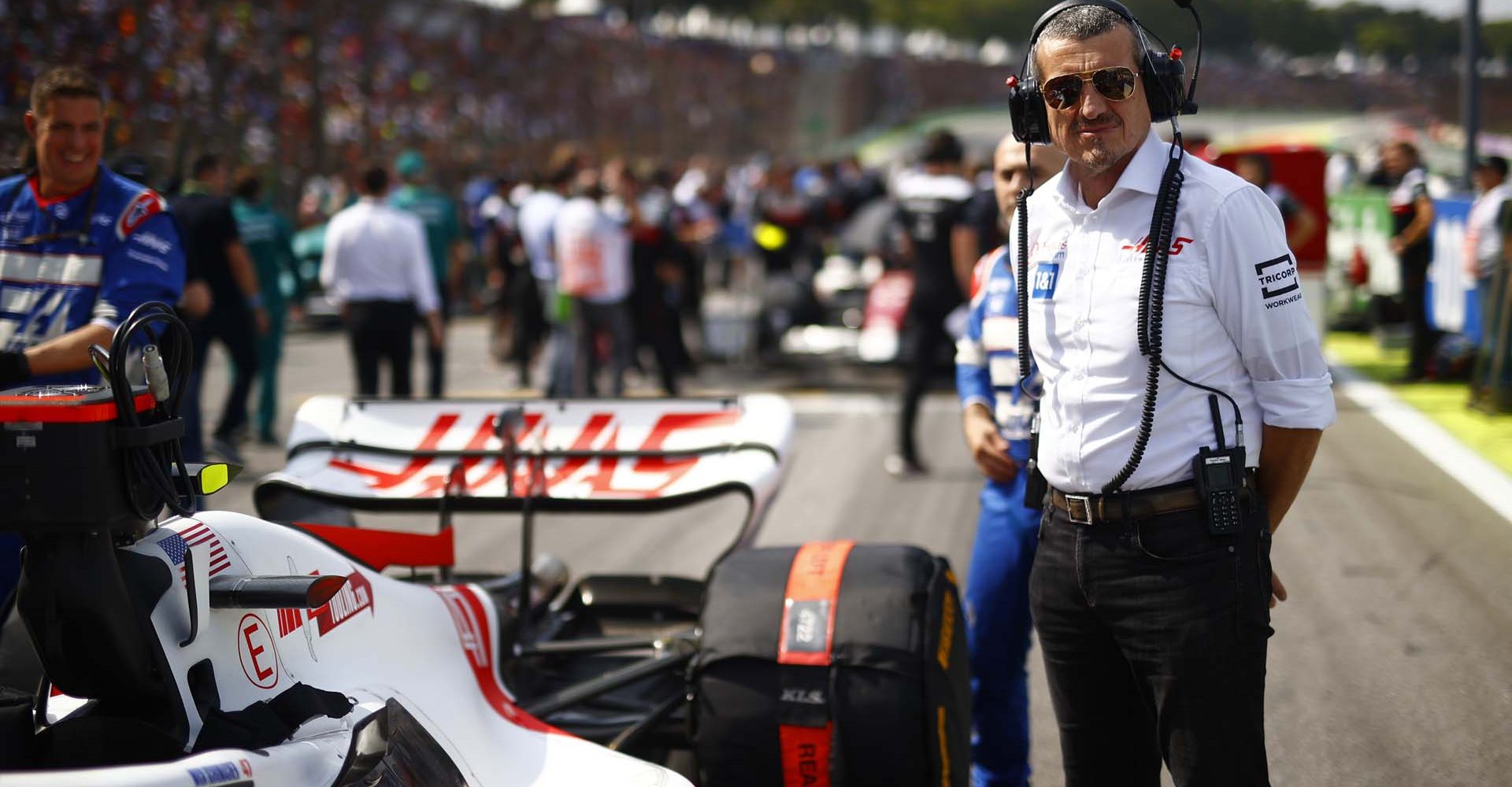 AUT√≥DROMO JOS√© CARLOS PACE, BRAZIL - NOVEMBER 13: Guenther Steiner, Team Principal, Haas F1, on the grid during the S√£o Paulo GP at Aut√≥dromo Jos√© Carlos Pace on Sunday November 13, 2022 in Sao Paulo, Brazil. (Photo by Andy Hone / LAT Images)