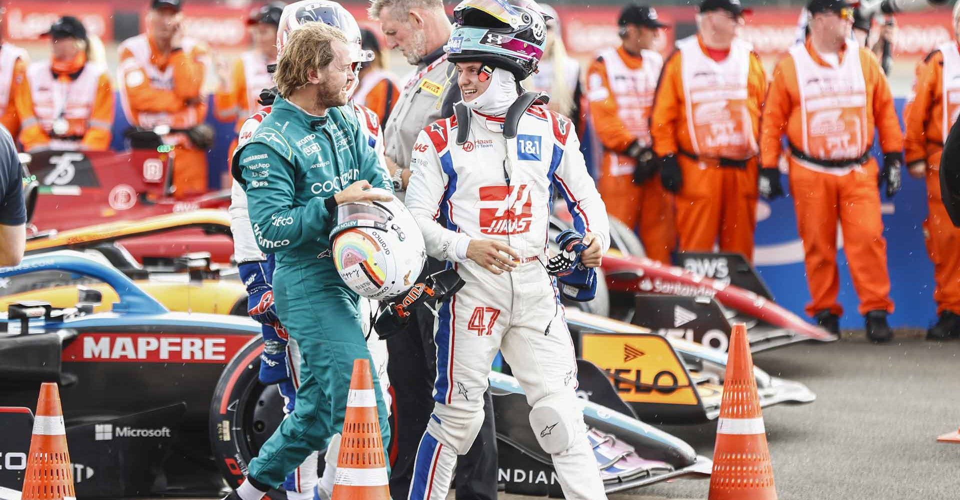 Portrait, Helmets, Silverstone Circuit, GP2210a, F1, GP, Great Britain
Sebastian Vettel, Aston Martin, and Mick Schumacher, Haas F1 Team, talk after the race