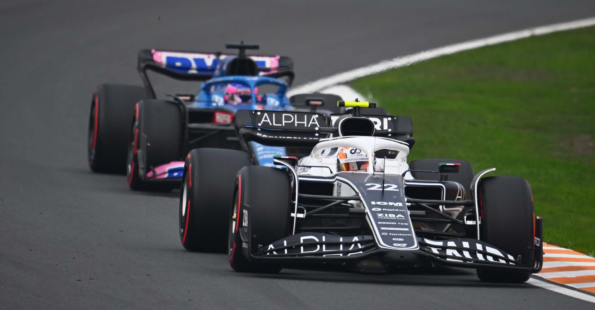 ZANDVOORT, NETHERLANDS - SEPTEMBER 04: Yuki Tsunoda of Japan driving the (22) Scuderia AlphaTauri AT03 leads Fernando Alonso of Spain driving the (14) Alpine F1 A522 Renault during the F1 Grand Prix of The Netherlands at Circuit Zandvoort on September 04, 2022 in Zandvoort, Netherlands. (Photo by Clive Mason/Getty Images)