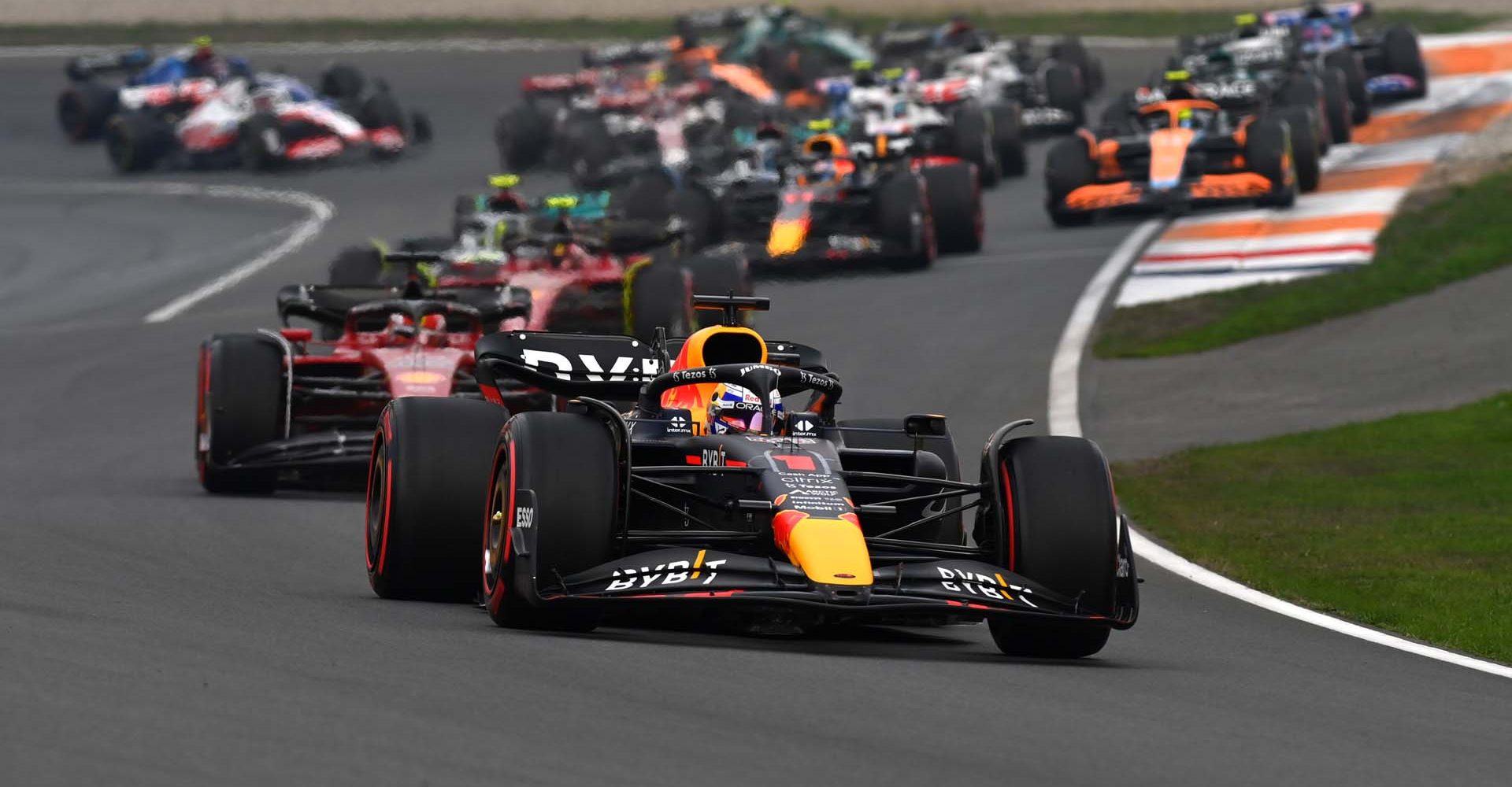 ZANDVOORT, NETHERLANDS - SEPTEMBER 04: Max Verstappen of the Netherlands driving the (1) Oracle Red Bull Racing RB18 leads Charles Leclerc of Monaco driving the (16) Ferrari F1-75 and the rest of the field on lap one during the F1 Grand Prix of The Netherlands at Circuit Zandvoort on September 04, 2022 in Zandvoort, Netherlands. (Photo by Dan Mullan/Getty Images)