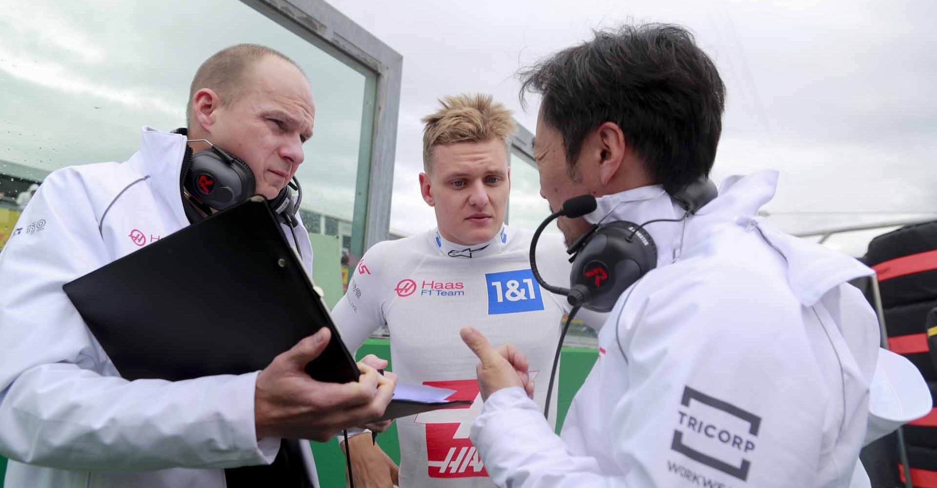 AUTODROMO INTERNAZIONALE ENZO E DINO FERRARI, ITALY - APRIL 24: Mick Schumacher, Haas F1 Team, on the grid with Ayao Komatsu, Chief Engineer, Haas F1 during the Emilia Romagna GP at Autodromo Internazionale Enzo e Dino Ferrari on Sunday April 24, 2022 in imola, Italy. (Photo by Steven Tee / LAT Images)